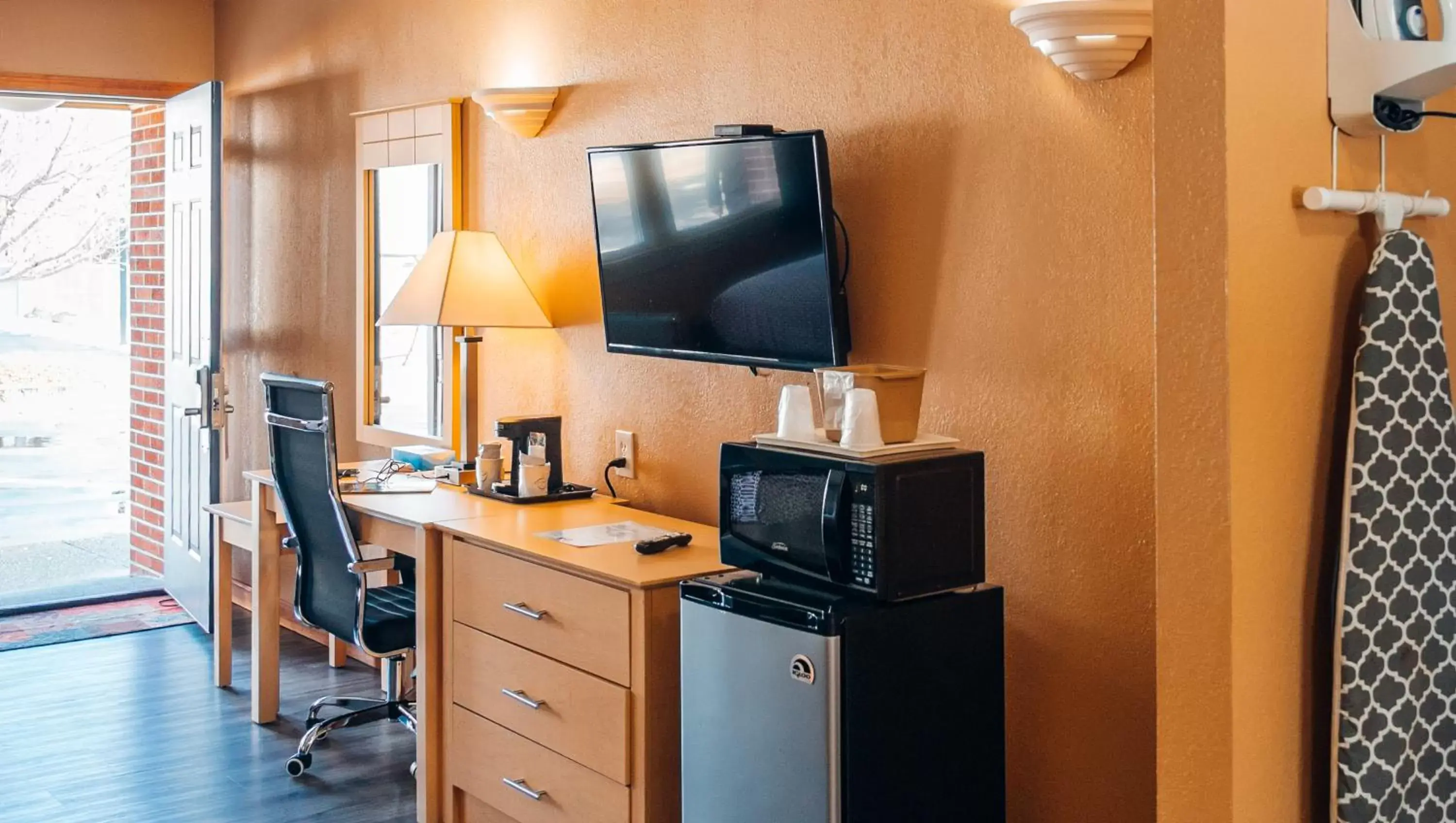 TV and multimedia, TV/Entertainment Center in Quiet Corner Inn