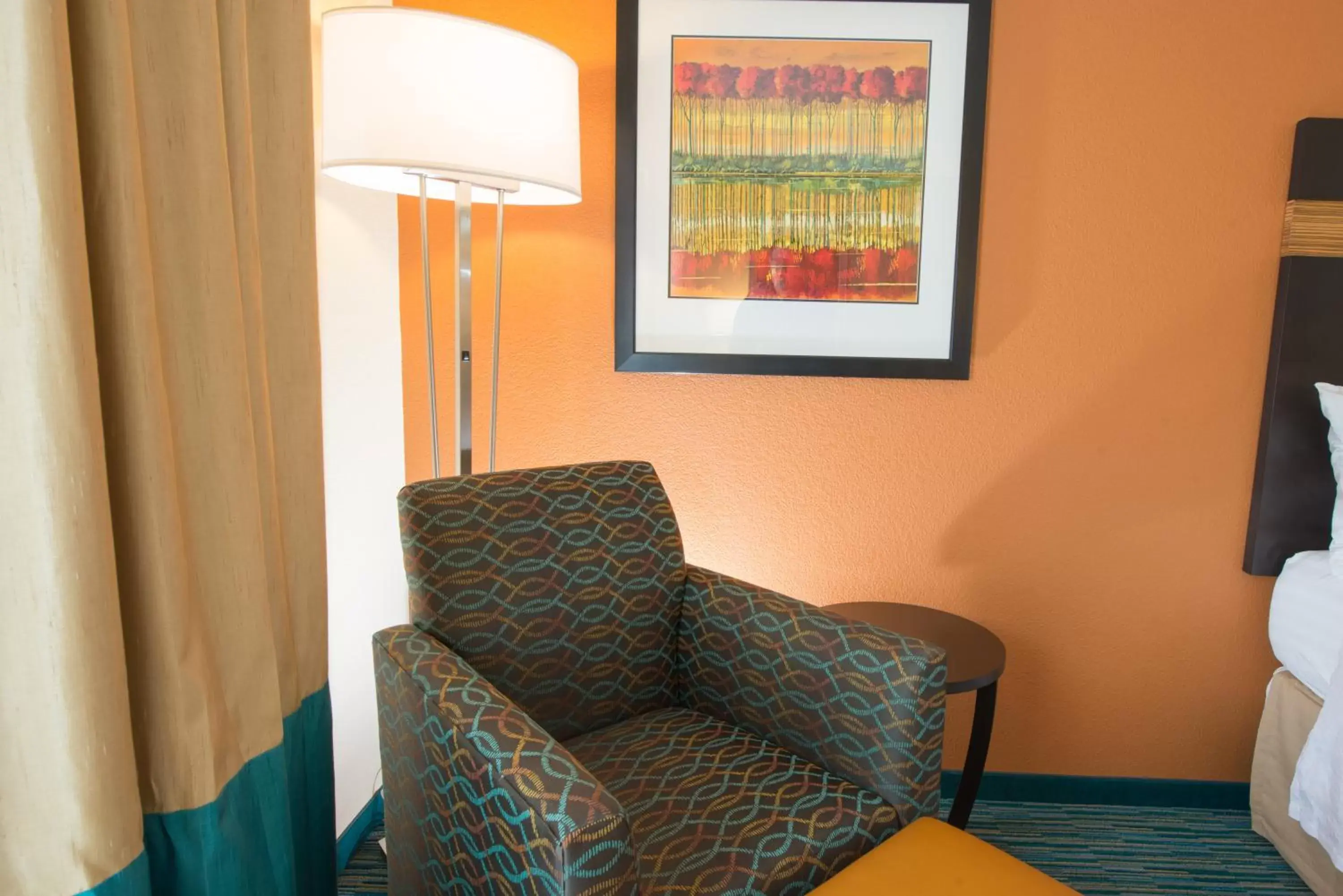 Photo of the whole room, Seating Area in Holiday Inn Bismarck, an IHG Hotel