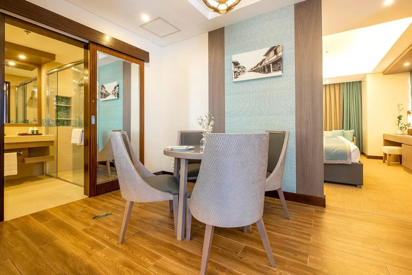 Dining area, Bed in Maayo Hotel