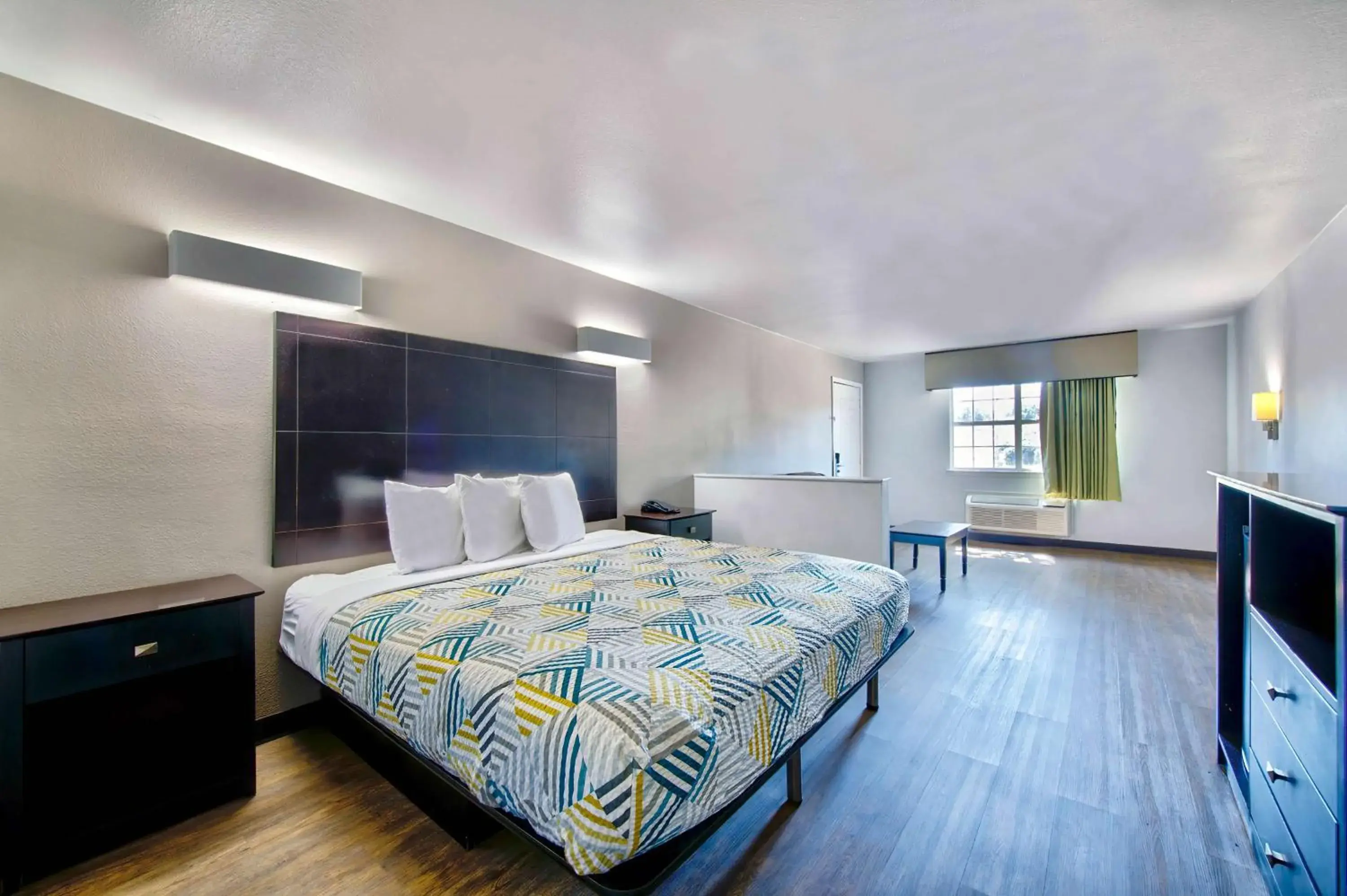 Bedroom, Bed in Motel 6-Arlington, TX
