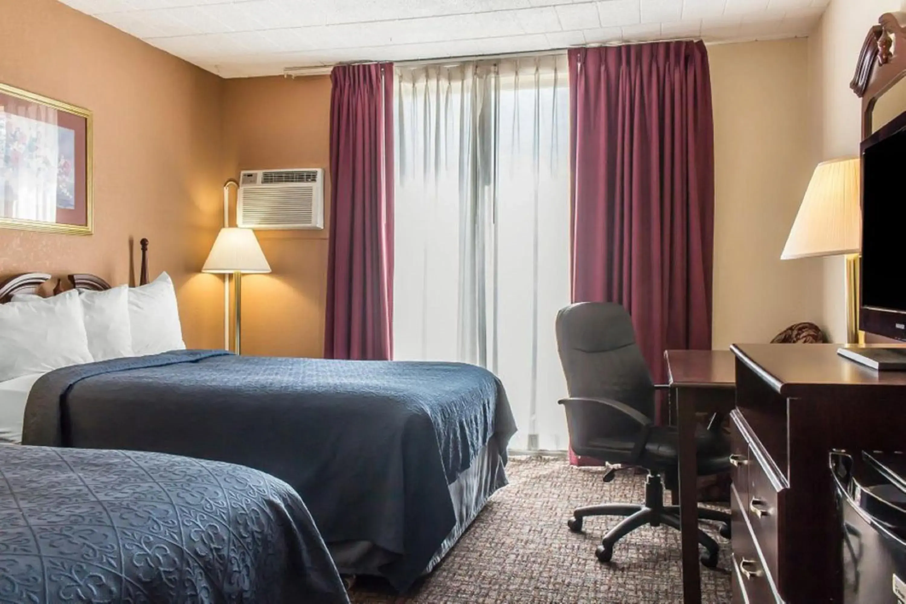 Photo of the whole room, Bed in FairBridge Inn & Suites Poconos