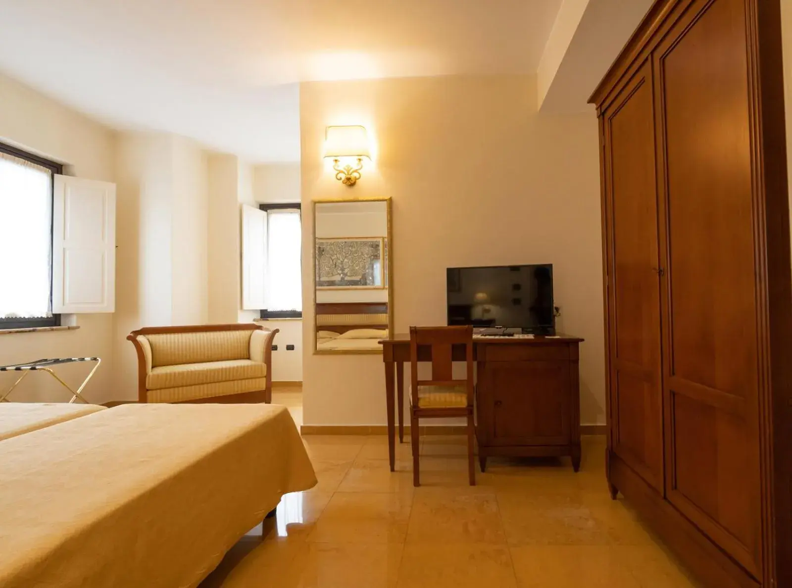 Bedroom, TV/Entertainment Center in Hotel Ristorante Vecchia Vibo
