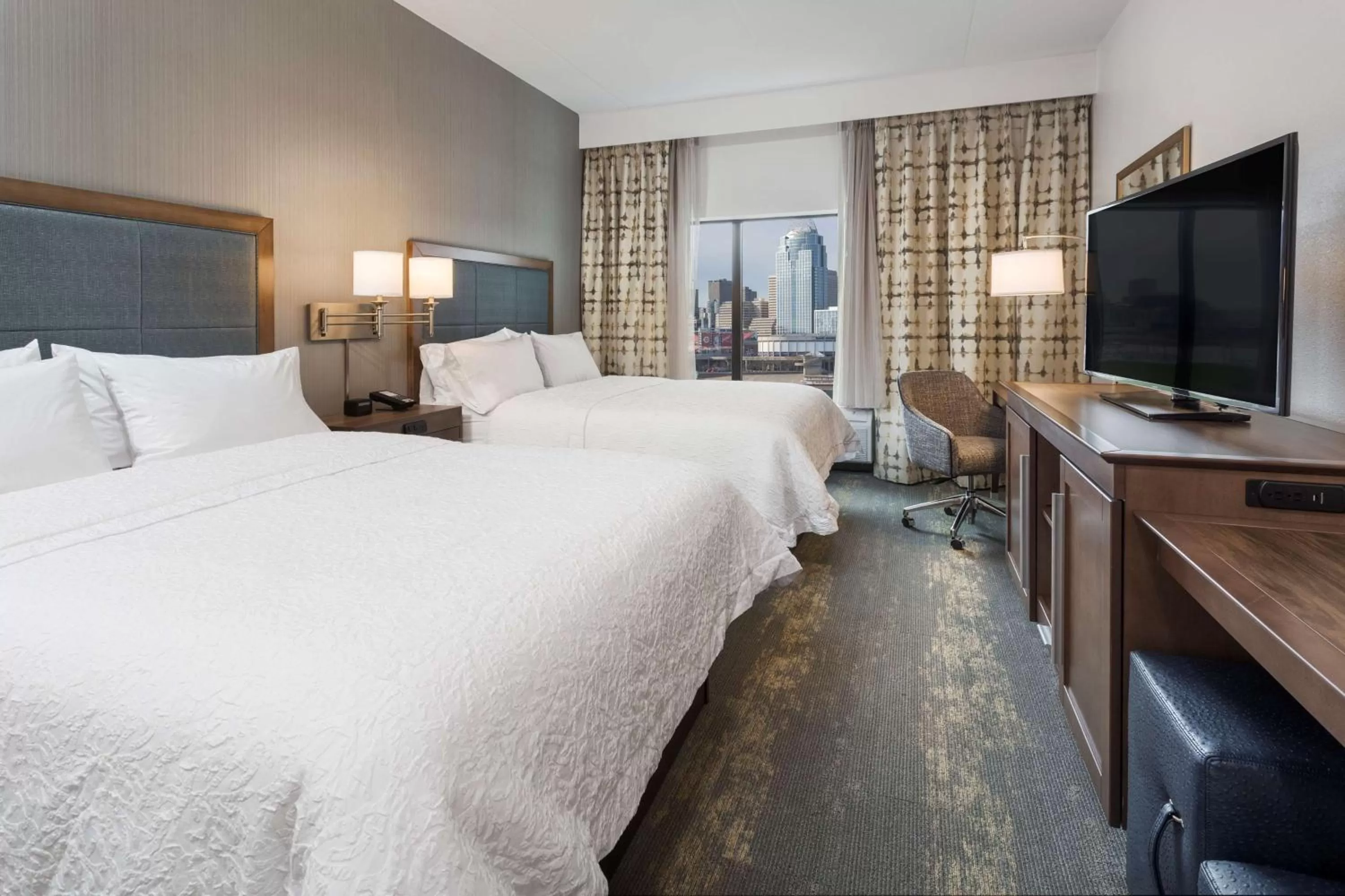 Bed in Hampton Inn & Suites Newport/Cincinnati, KY