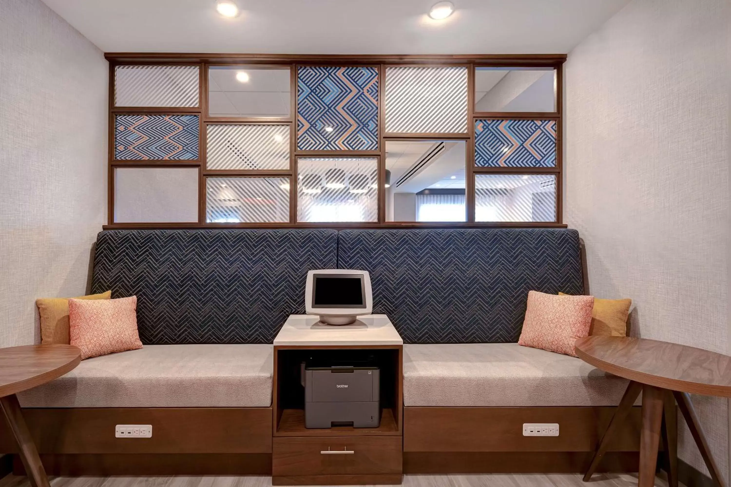 Business facilities, Seating Area in Hampton Inn Crown Point, In