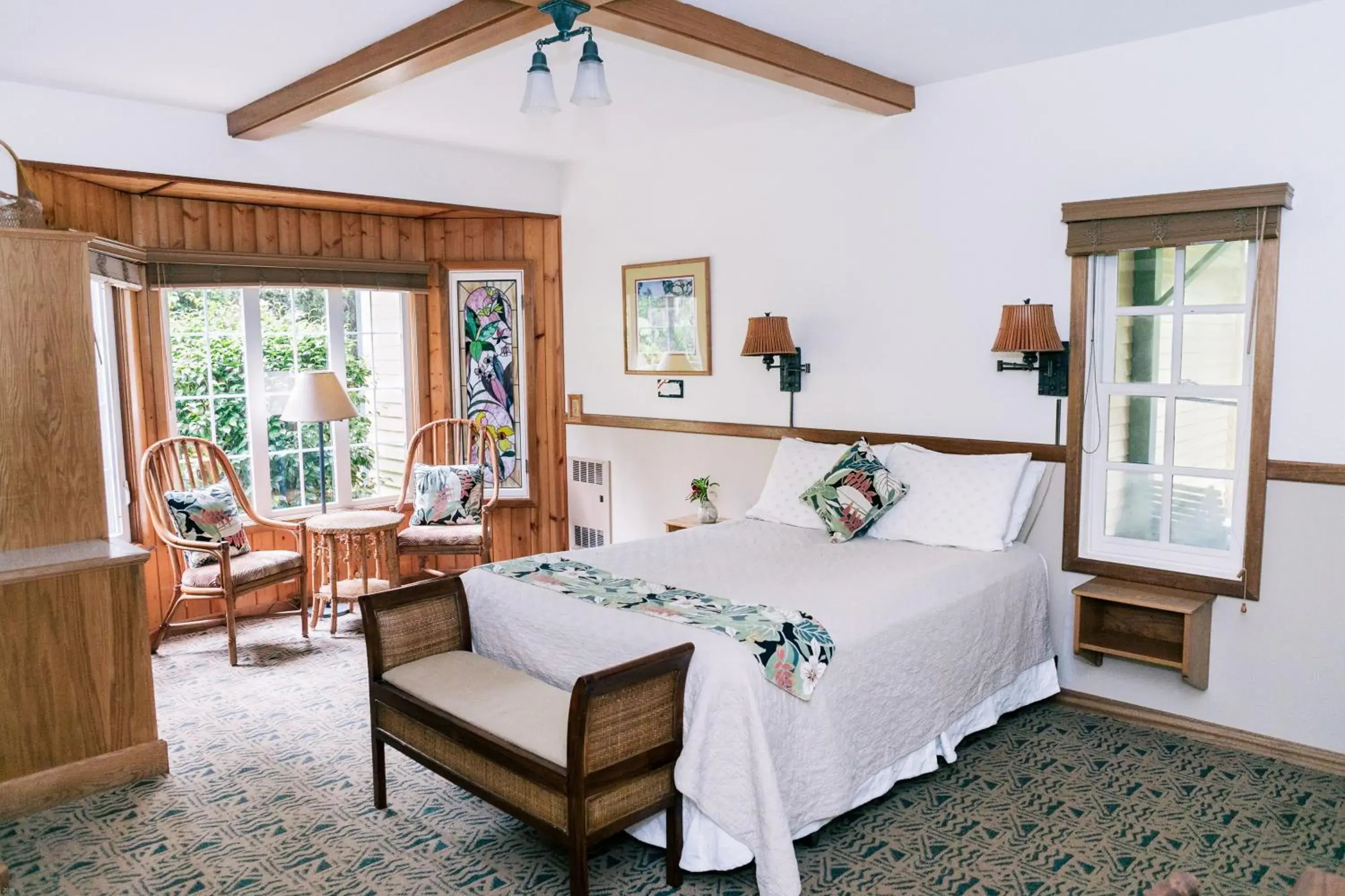 Bed in Kilauea Lodge and Restaurant