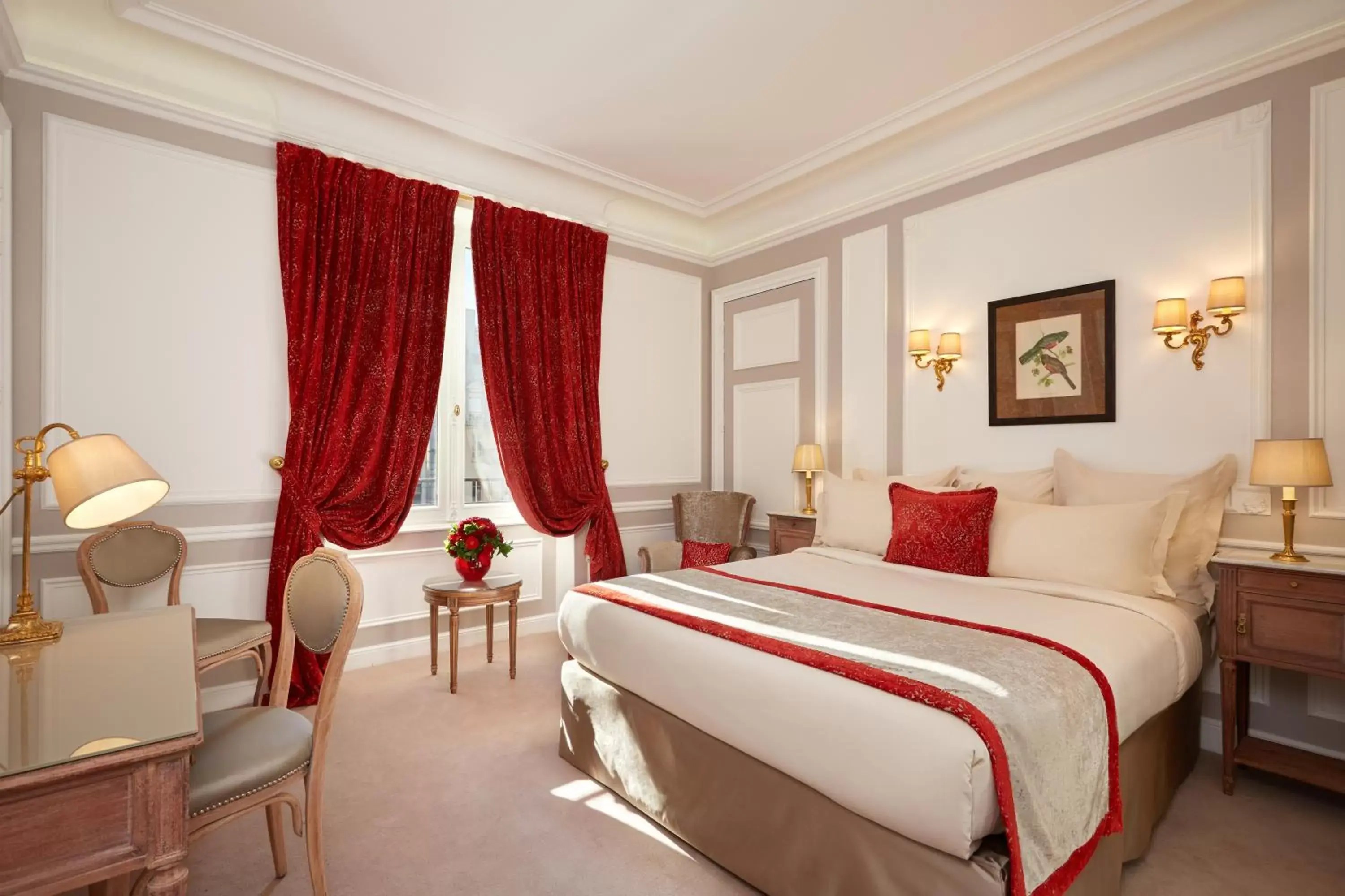 Bed, Room Photo in Hôtel Regina Louvre