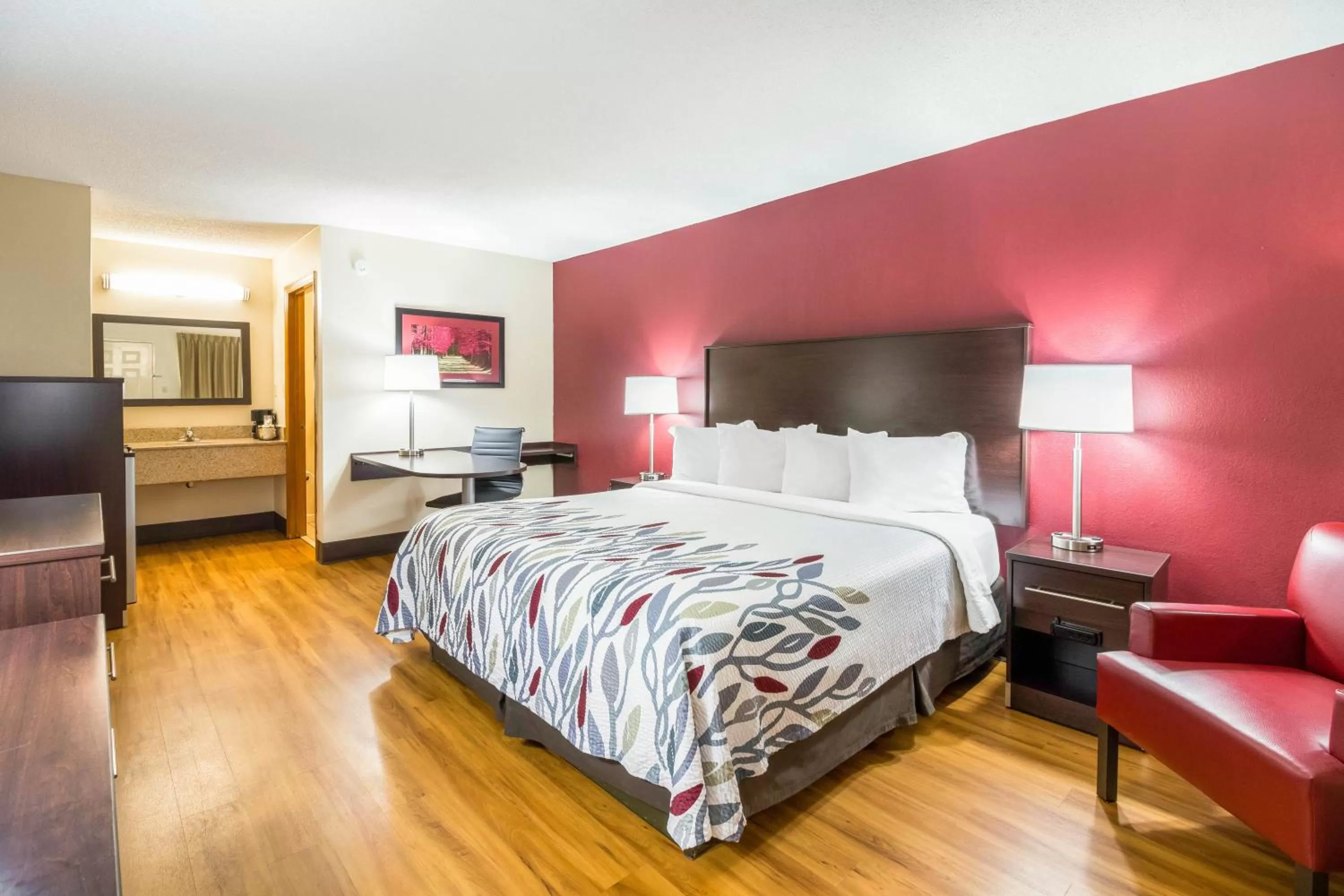 Bedroom, Bed in Red Roof Inn Clarksville