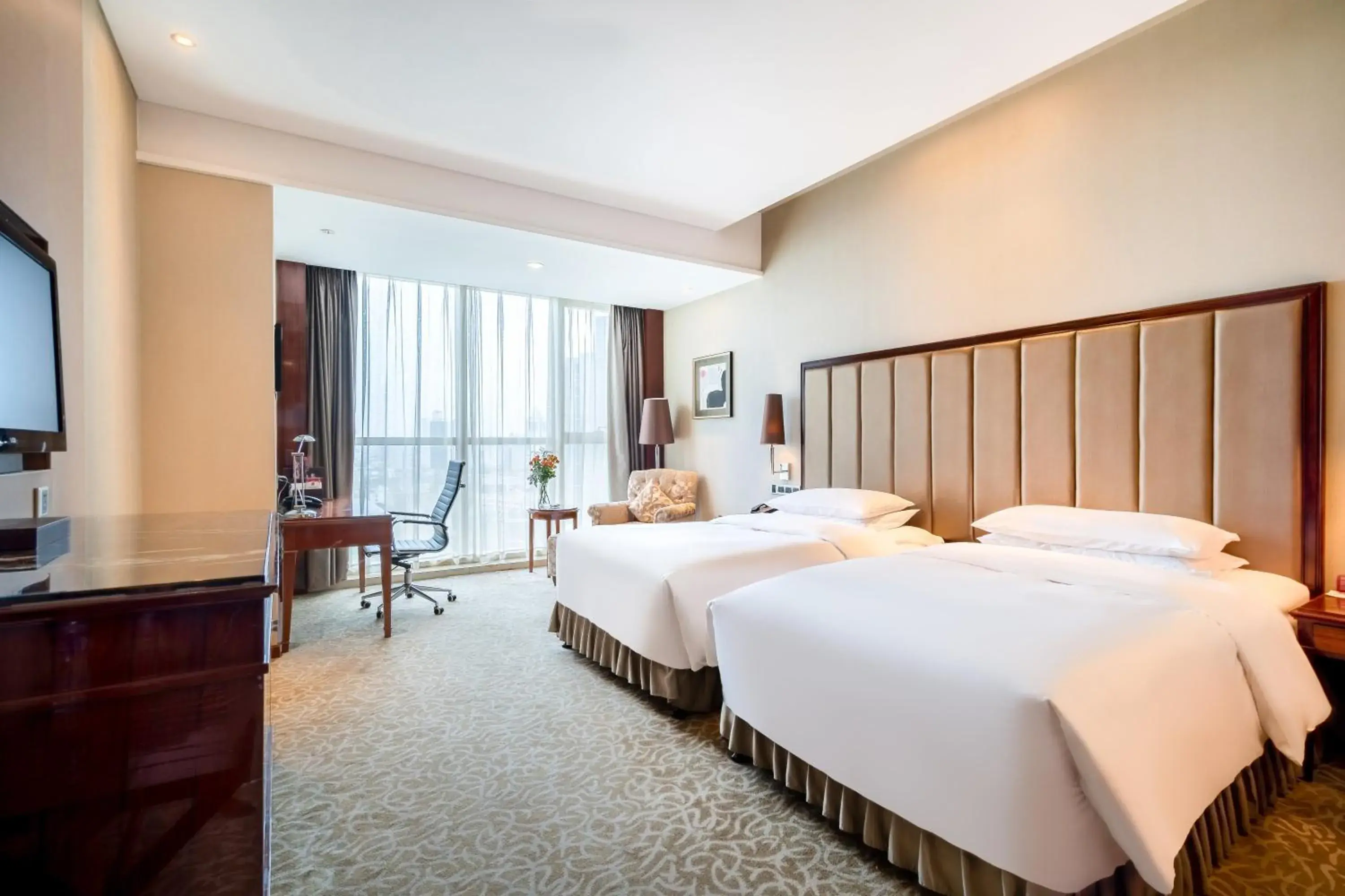 Photo of the whole room, Bed in Crowne Plaza Zhenjiang, an IHG Hotel