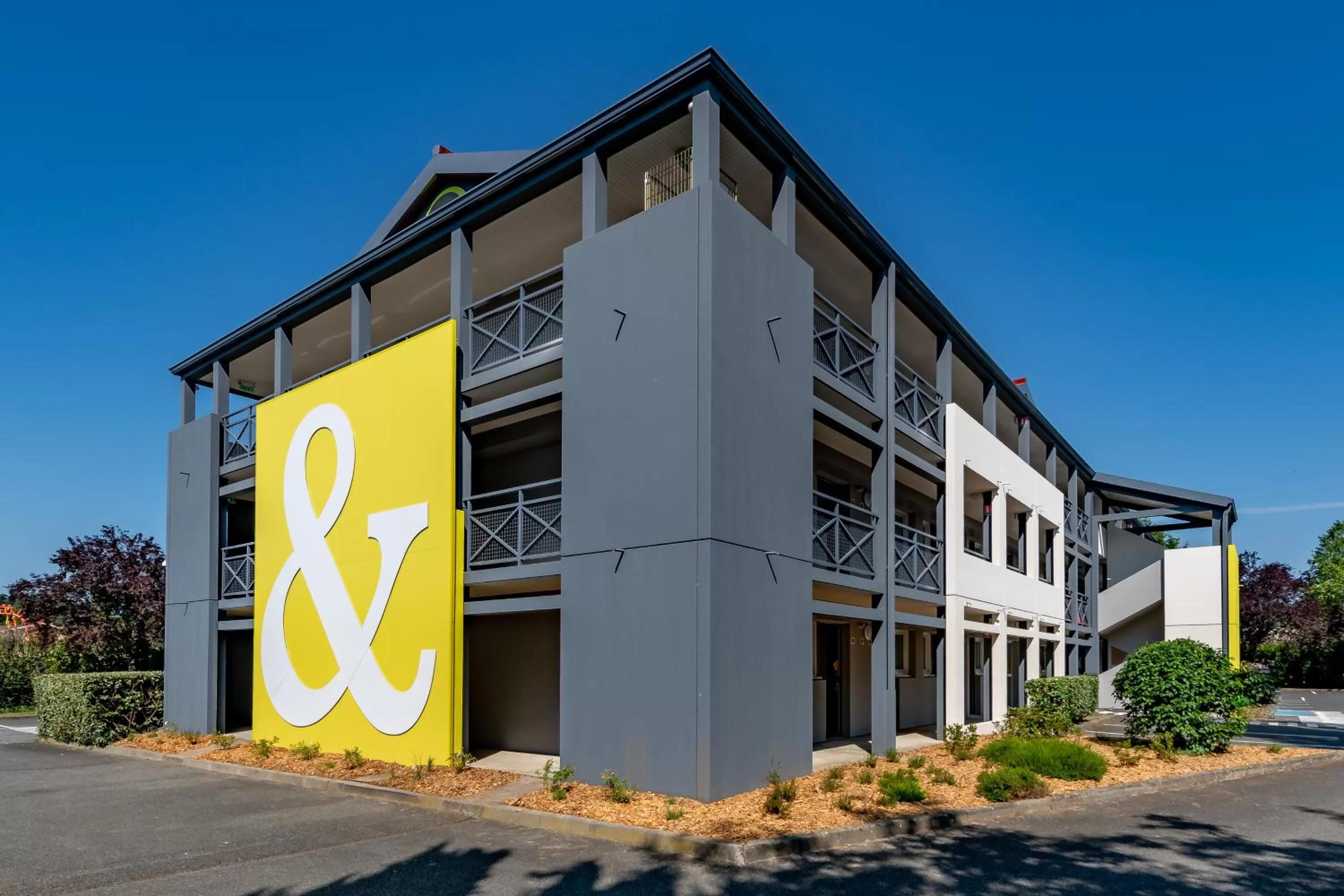 Facade/entrance in B&B HOTEL Périgueux Boulazac