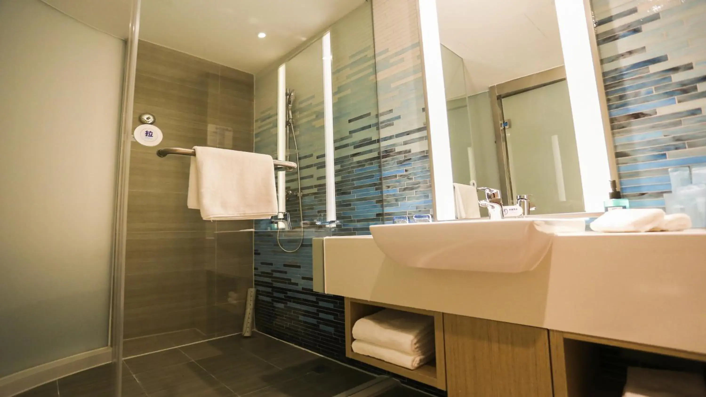 Bathroom in Holiday Inn Express Linyi Riverside, an IHG Hotel