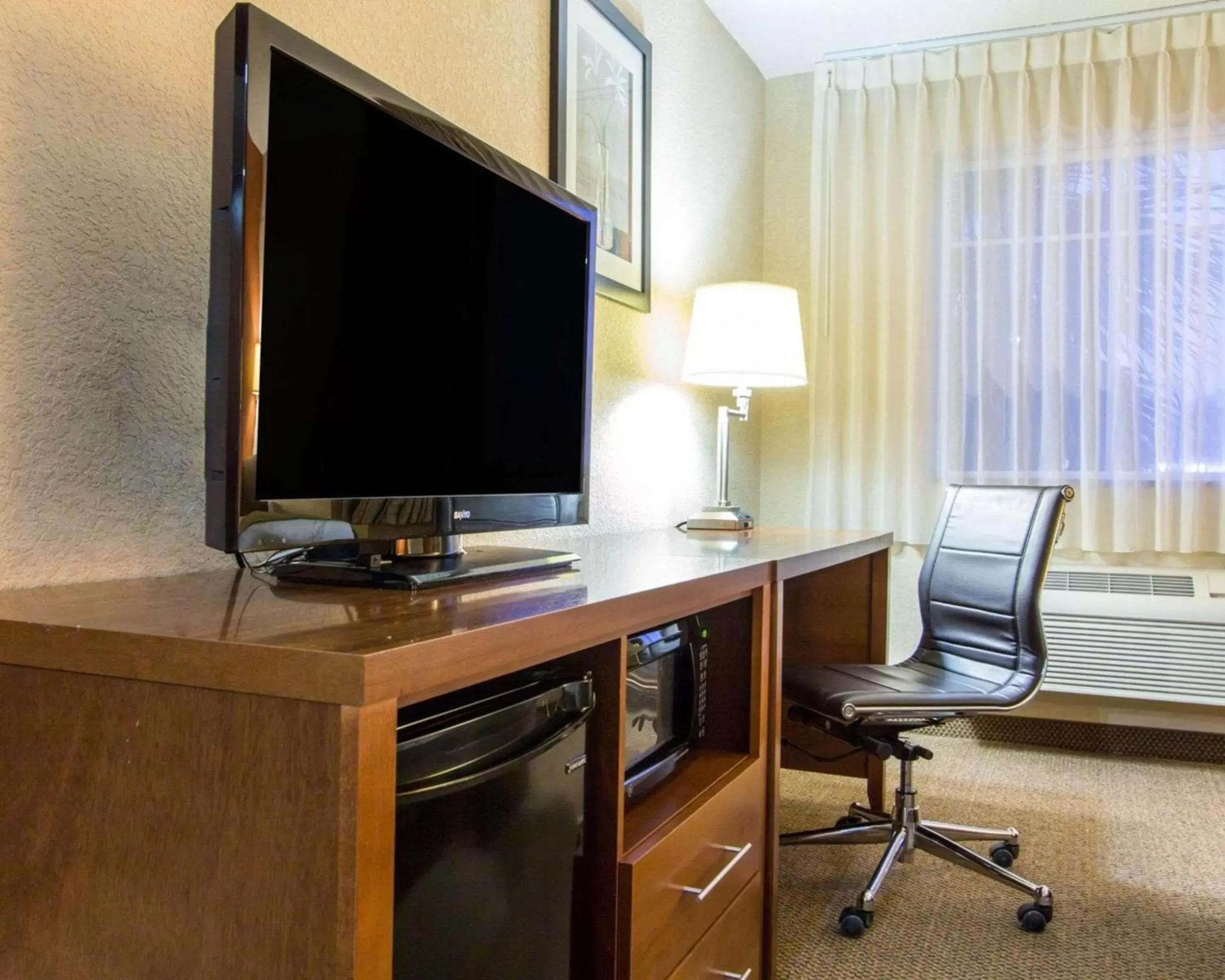 Photo of the whole room, TV/Entertainment Center in Comfort Inn & Suites Airport Convention Center