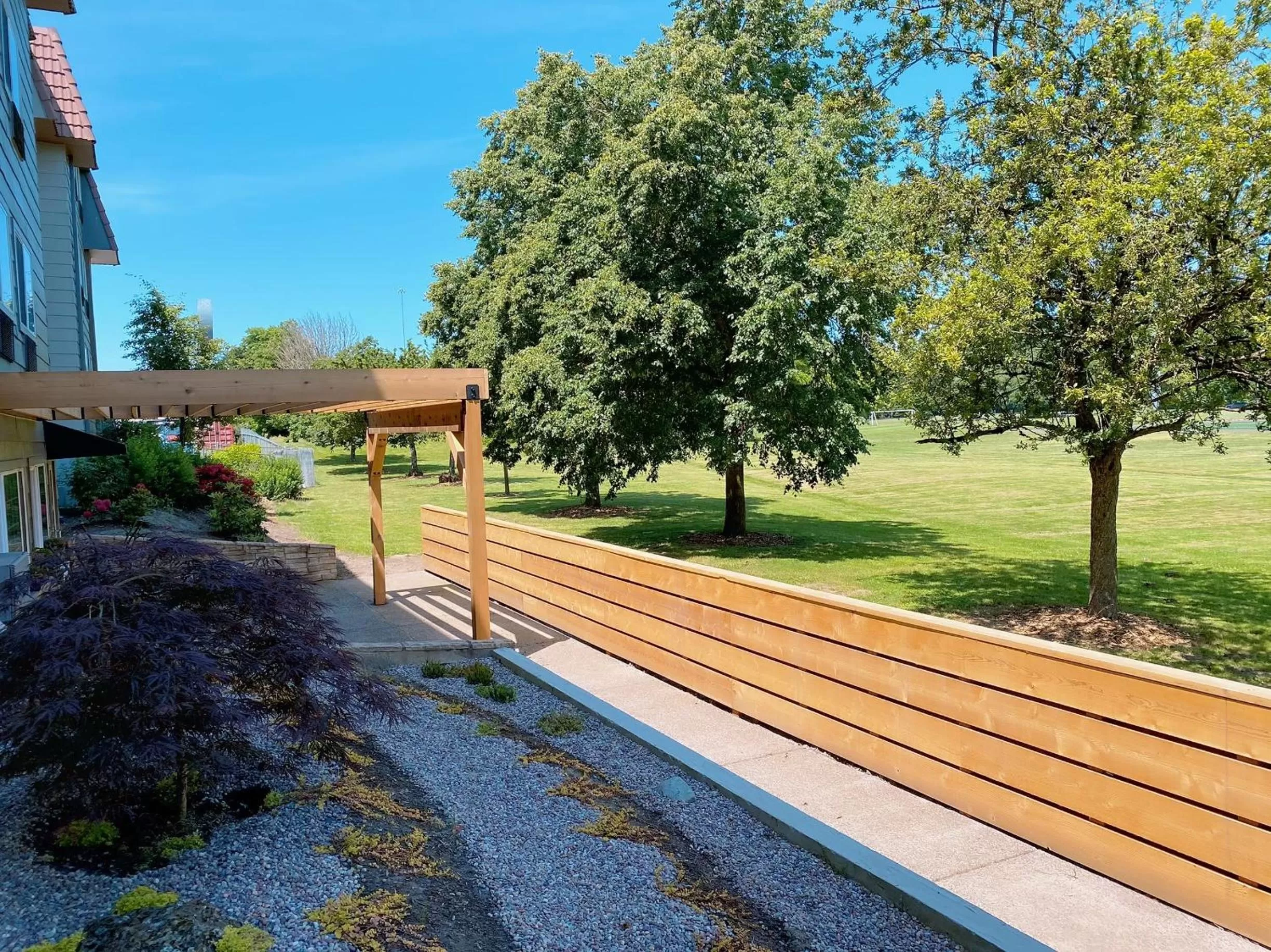 Garden in Country Inn & Suites by Radisson, Delta Park North Portland