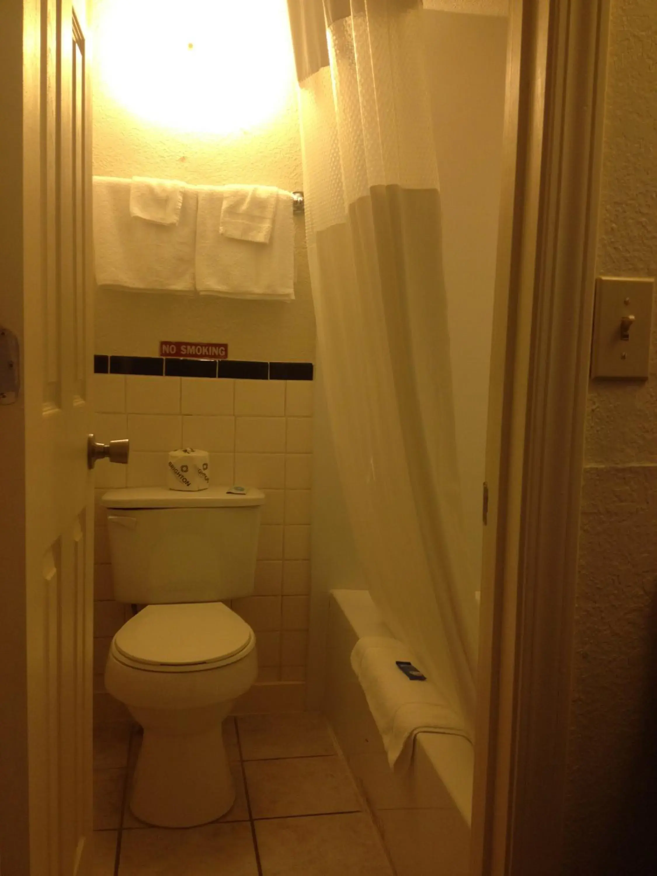 Shower, Bathroom in Battlefield Inn Springfield