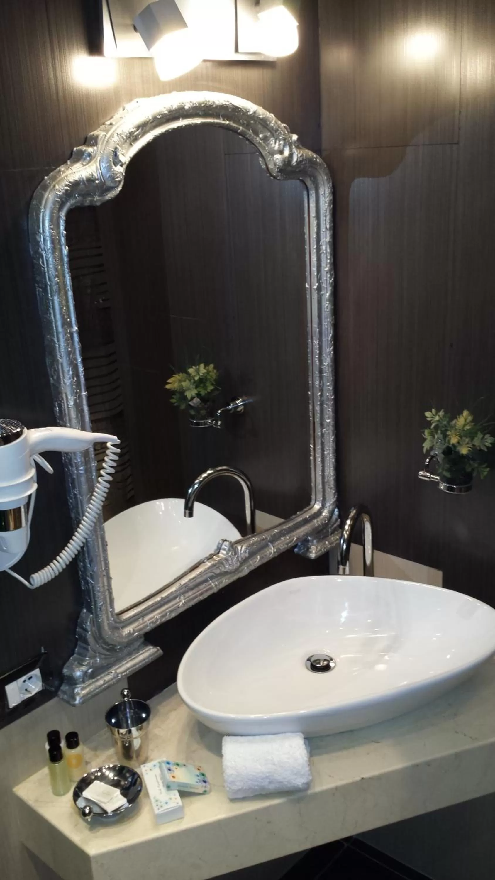 Toilet in Hotel Villa Fernando Tirana