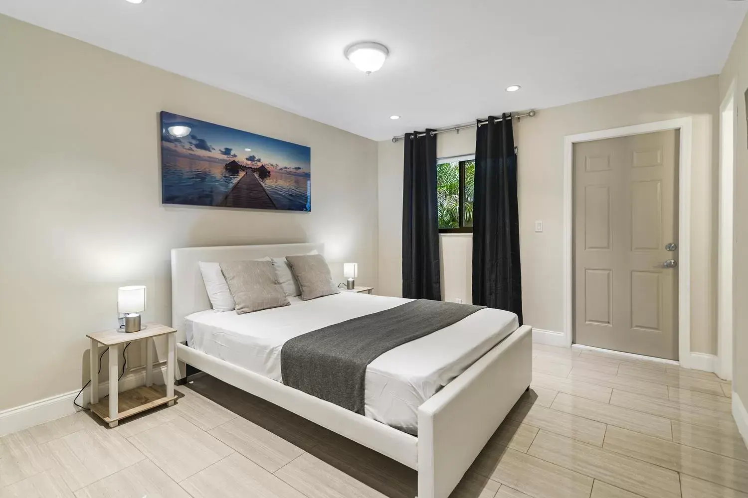 Bedroom, Bed in Alani Bay Condos