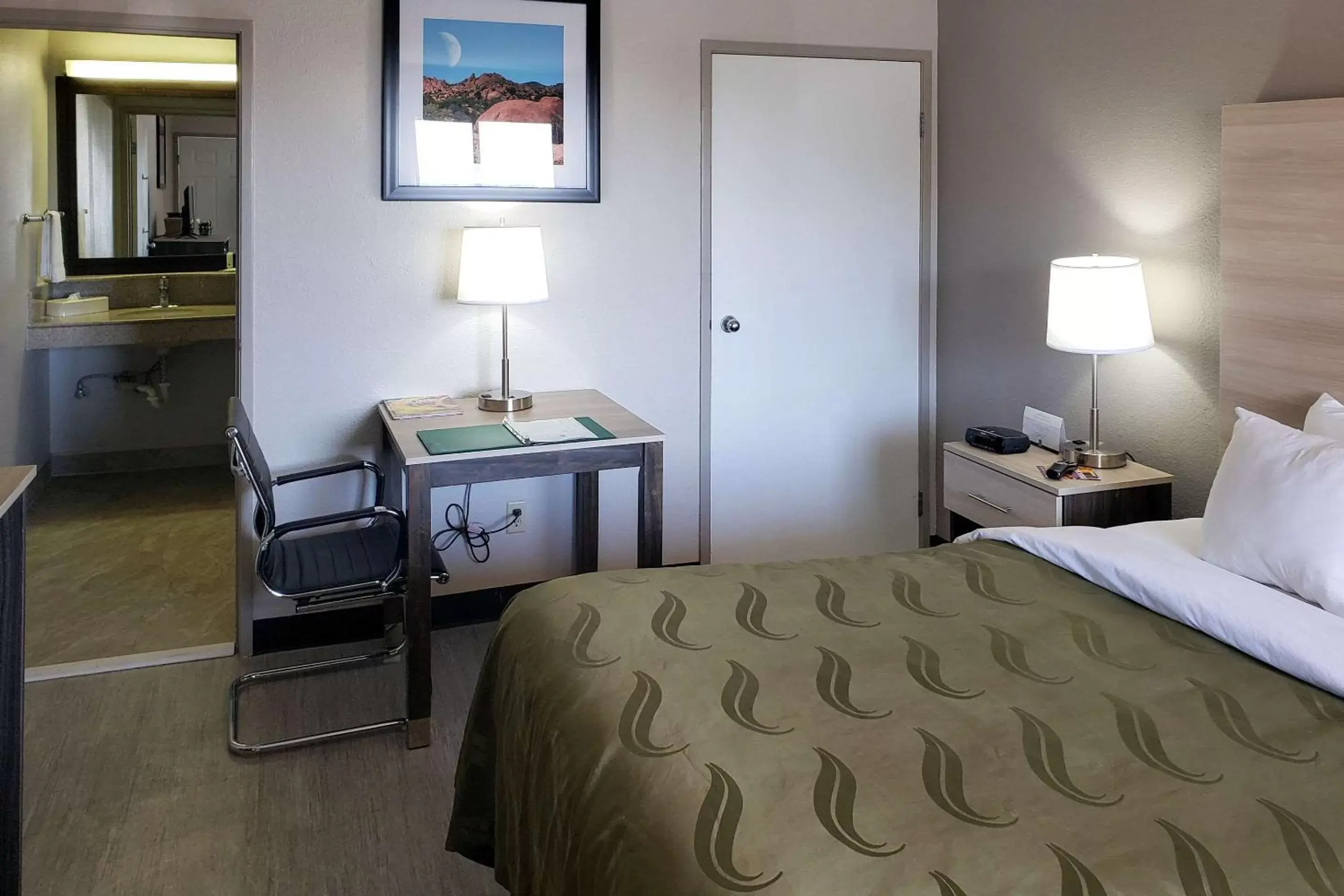 Photo of the whole room, Bed in Quality Inn Airport East
