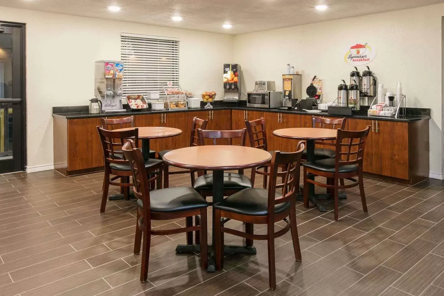 Coffee/tea facilities, Restaurant/Places to Eat in Super 8 by Wyndham Duncan