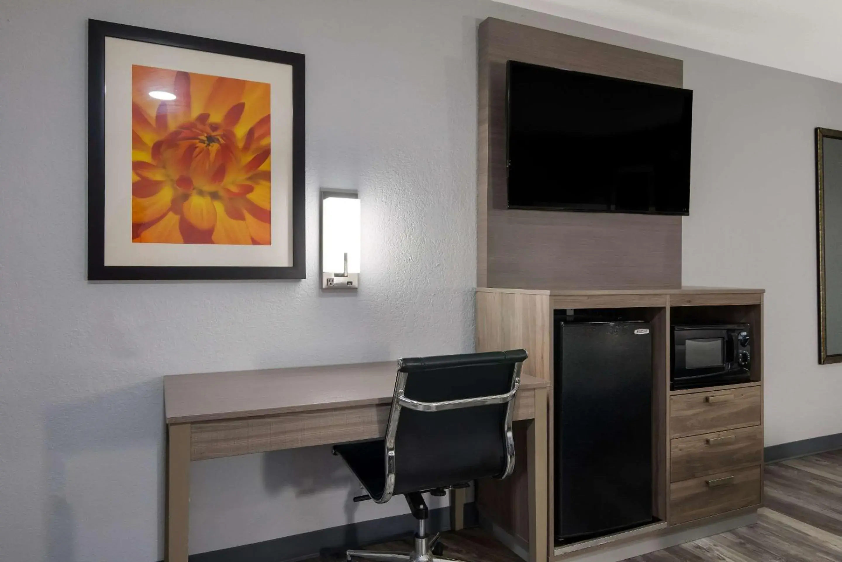 Bedroom, TV/Entertainment Center in Quality Inn near Casinos and Convention Center