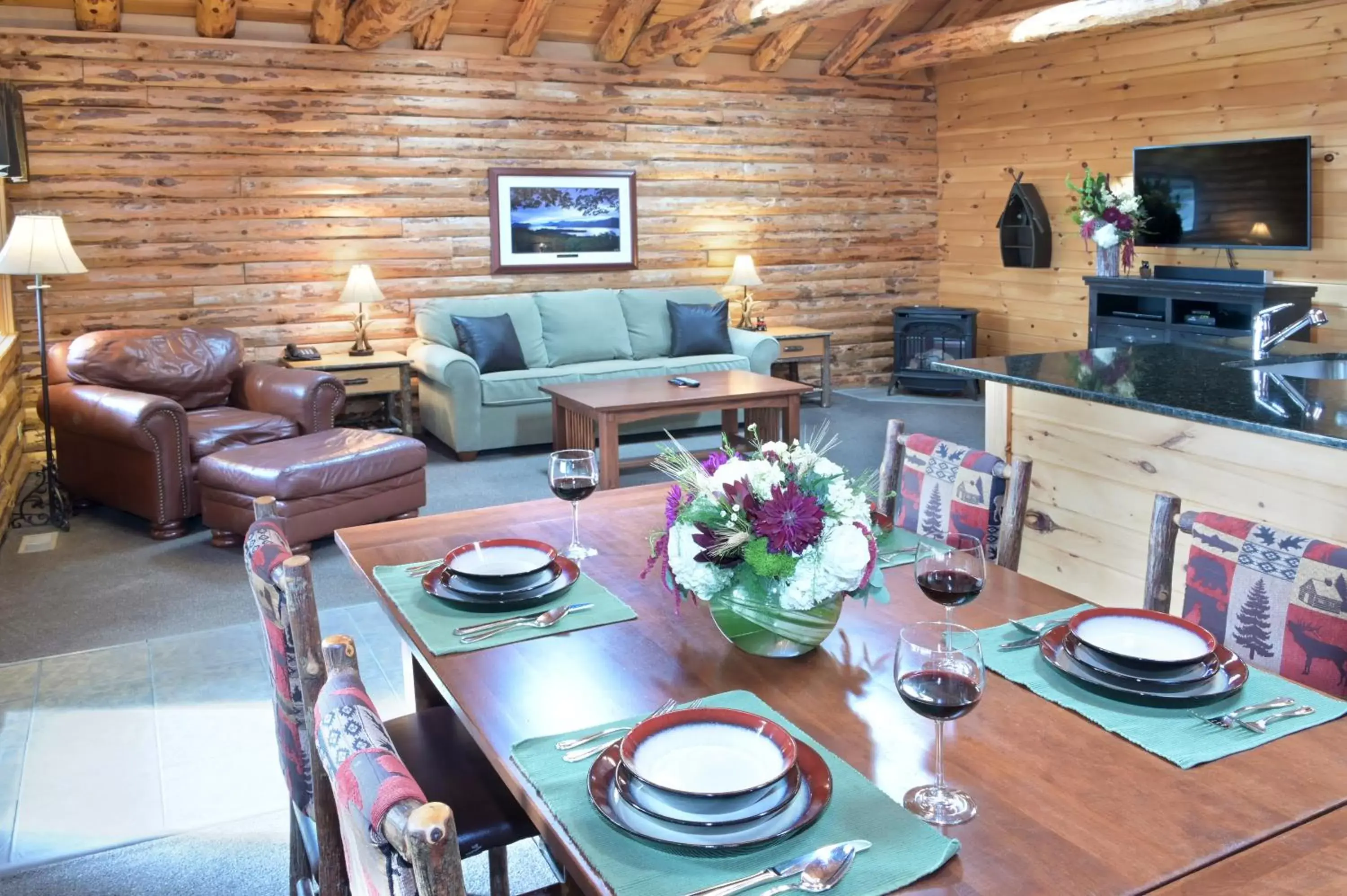 Living room, Restaurant/Places to Eat in The Lodges at Cresthaven