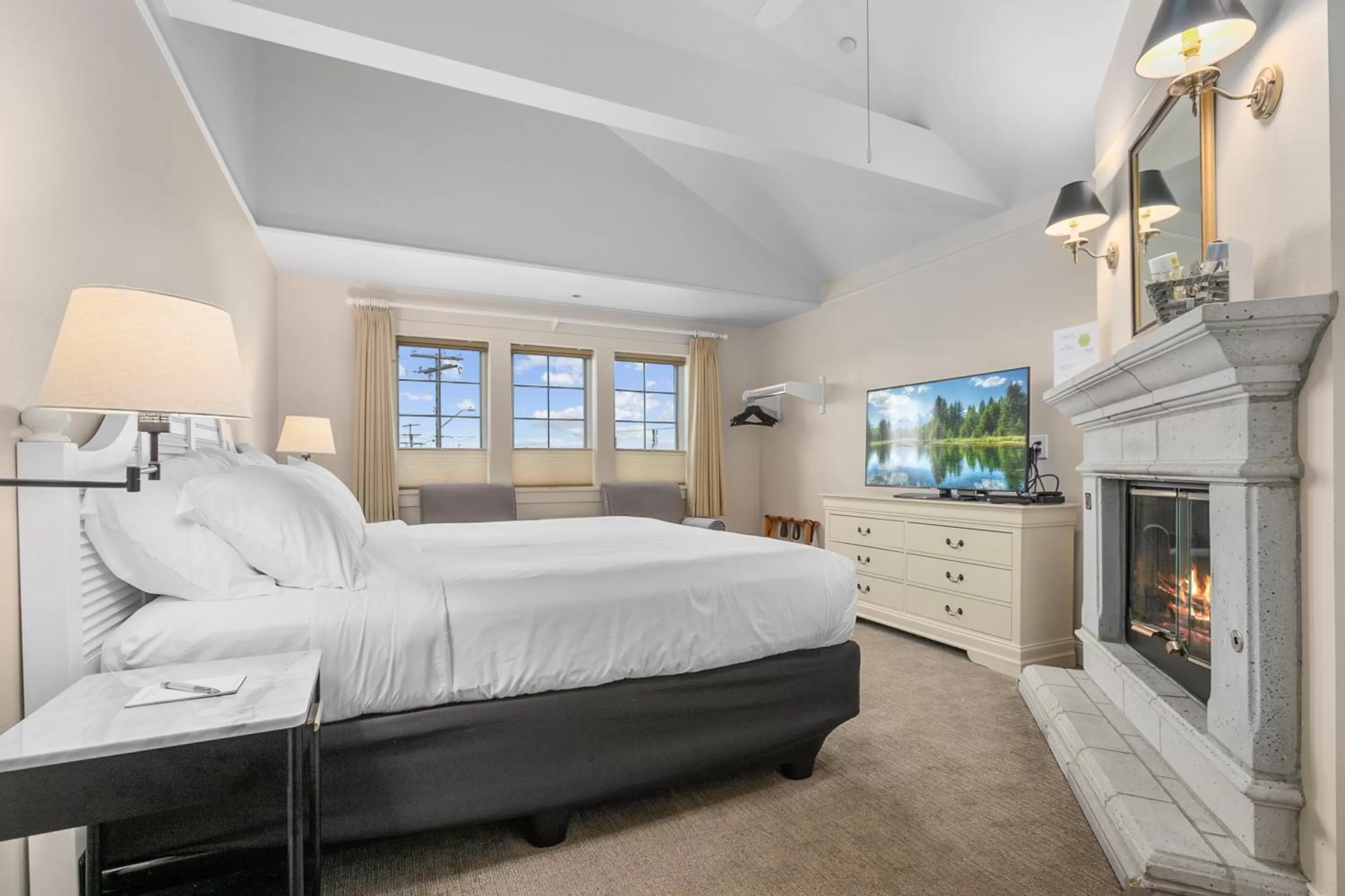 Photo of the whole room, Bed in Saratoga Inn