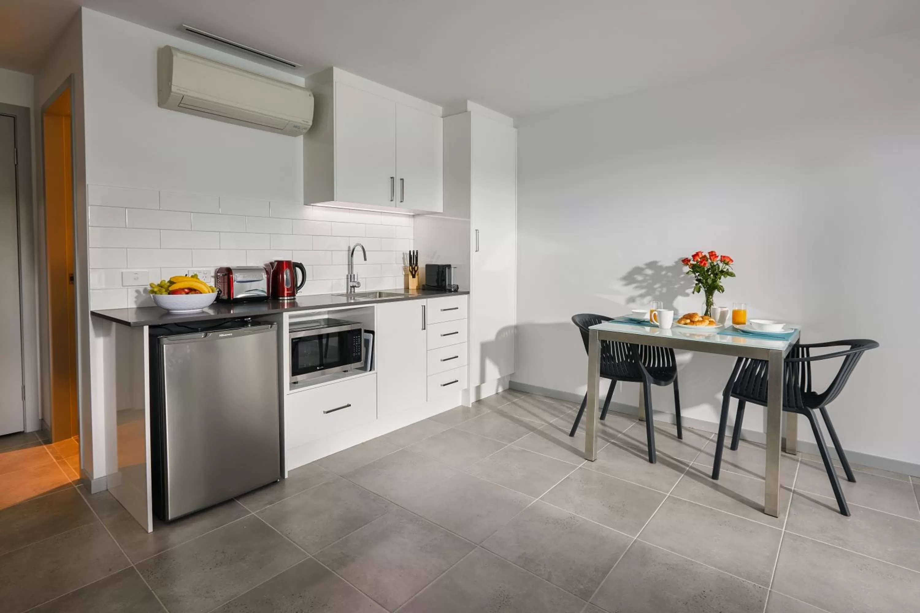 Kitchen or kitchenette in East Maitland Executive Apartments