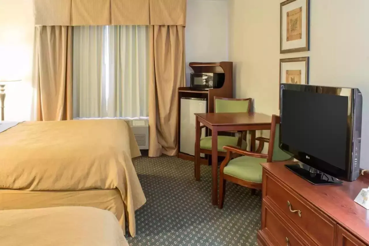 TV and multimedia, TV/Entertainment Center in Quality Inn & Suites