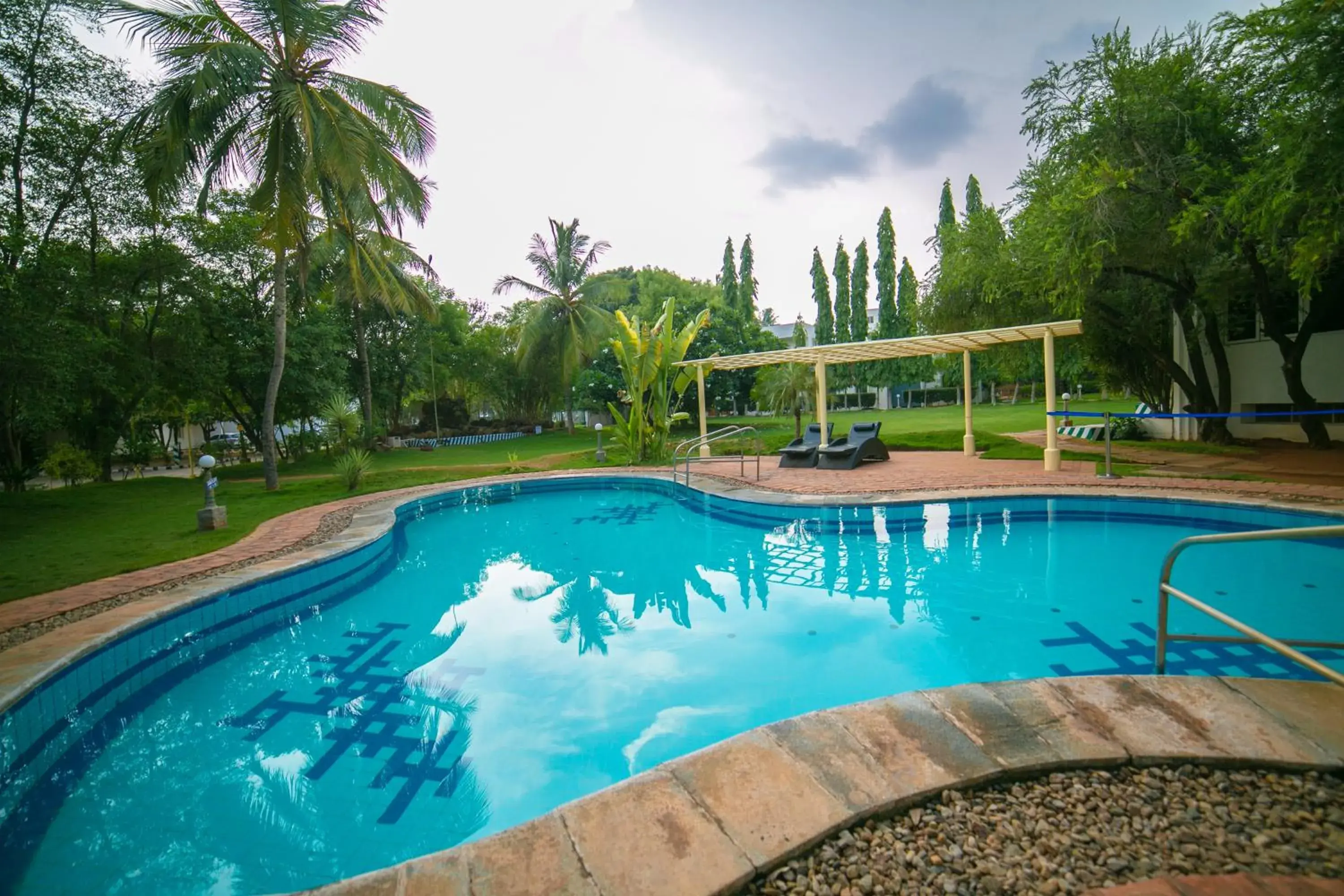 Swimming Pool in Poppys Vista Hotel