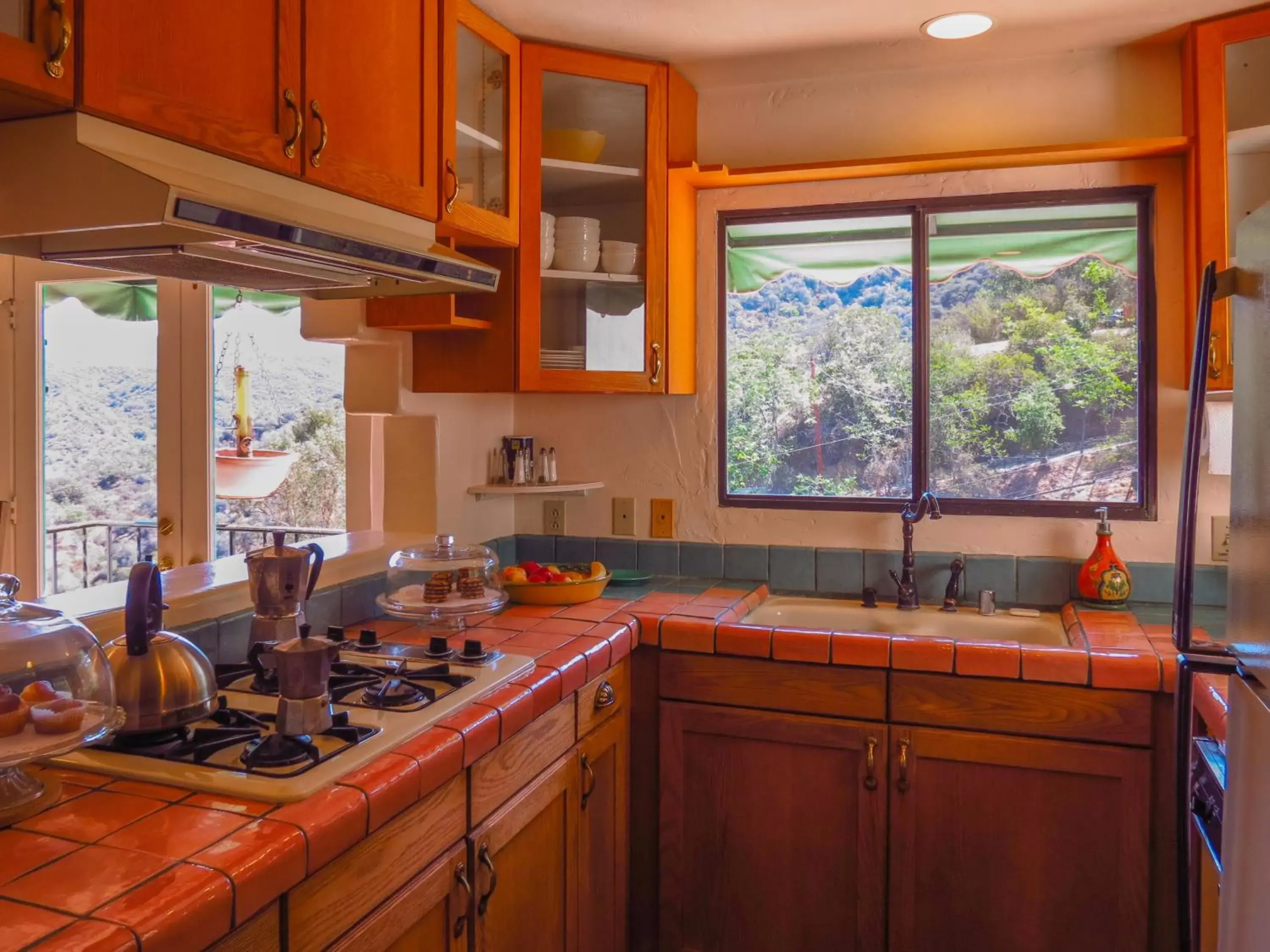 Communal kitchen, Kitchen/Kitchenette in Topanga Canyon Inn Bed and Breakfast