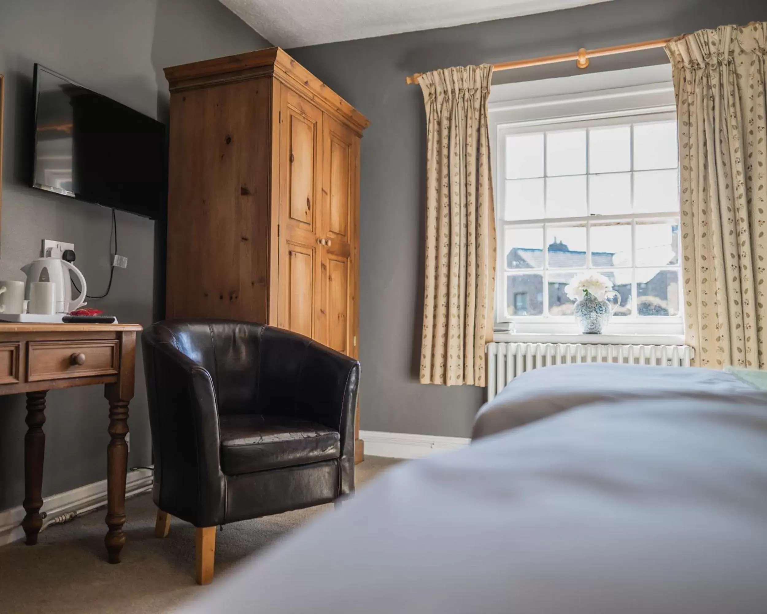 Bedroom, Seating Area in The Old Hall Inn