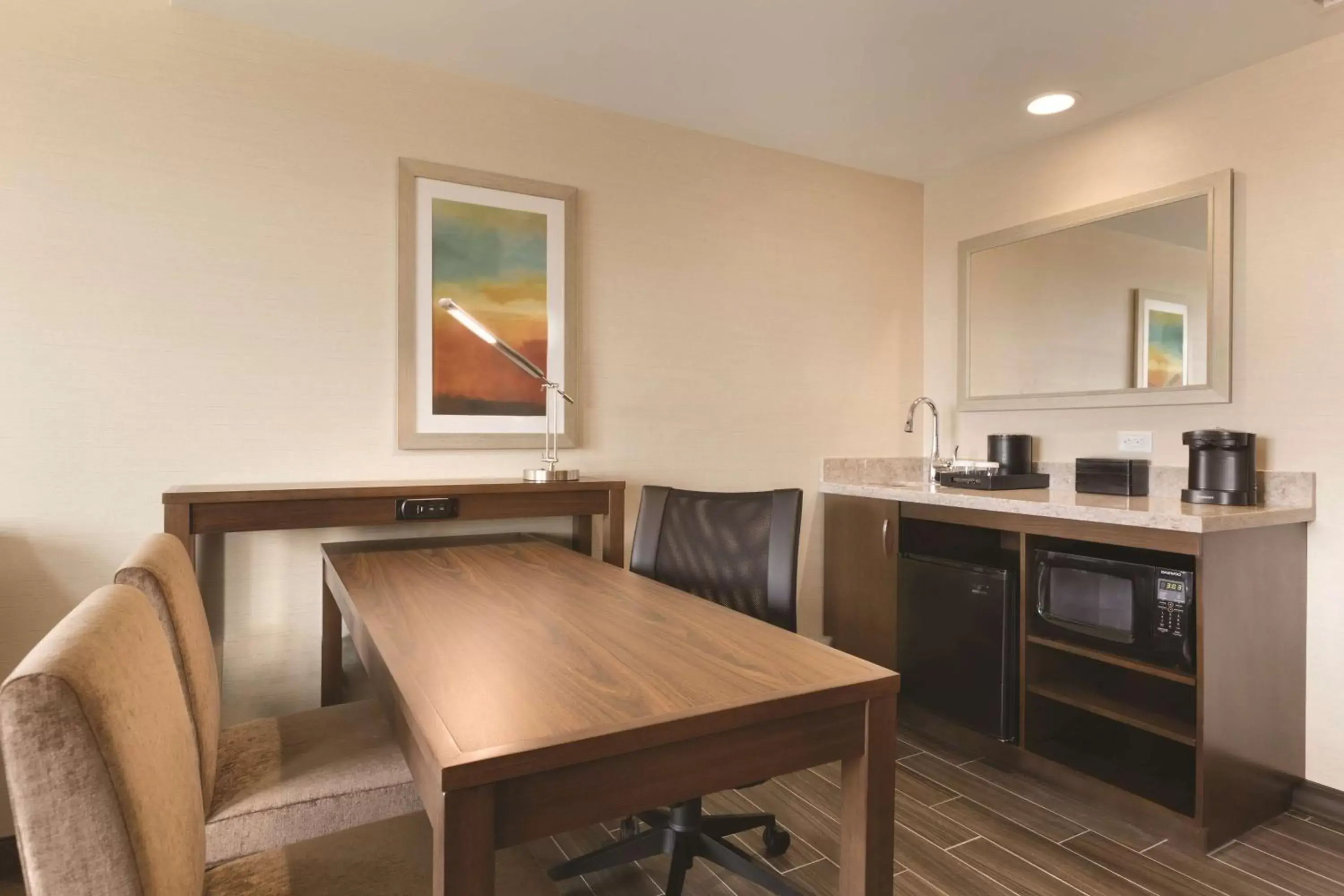 Bed, Kitchen/Kitchenette in Embassy Suites by Hilton Akron Canton Airport