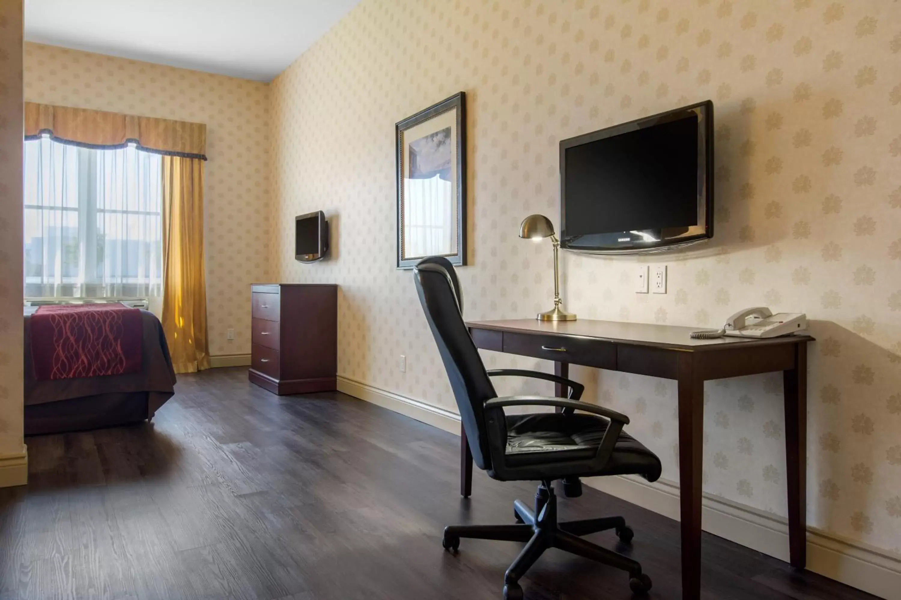 Living room, TV/Entertainment Center in Comfort Inn & Suites Levis / Rive Sud Quebec city