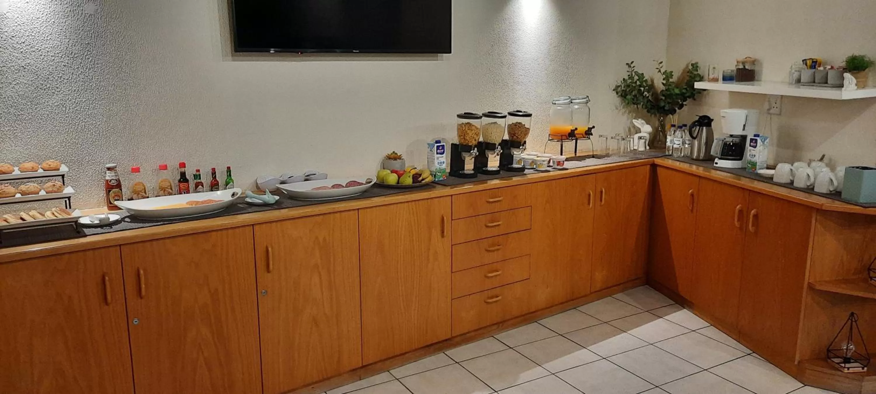 Buffet breakfast, Kitchen/Kitchenette in DESERT DREAMS B&B