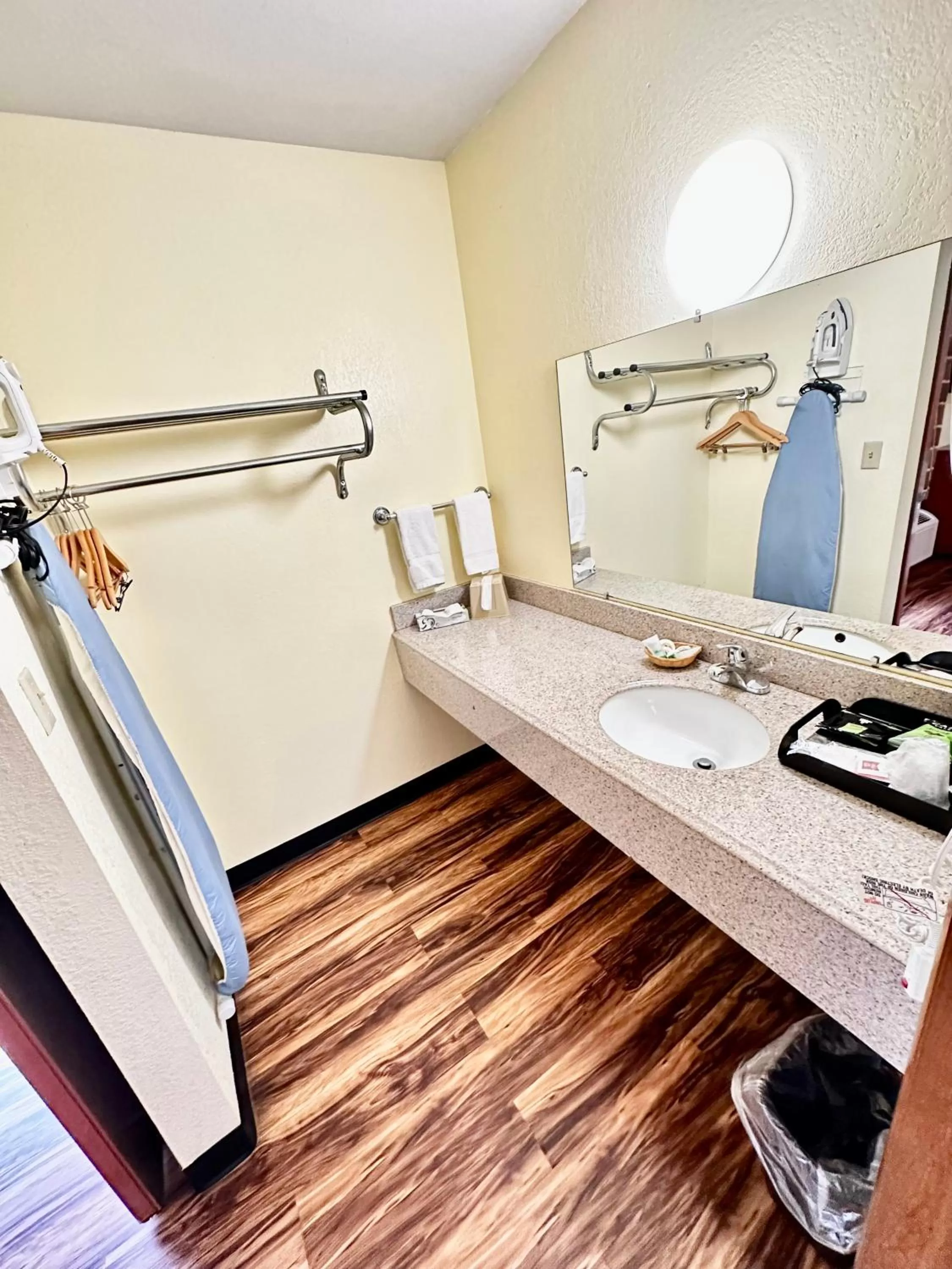 Bathroom, Bed in Regency Inn Iola