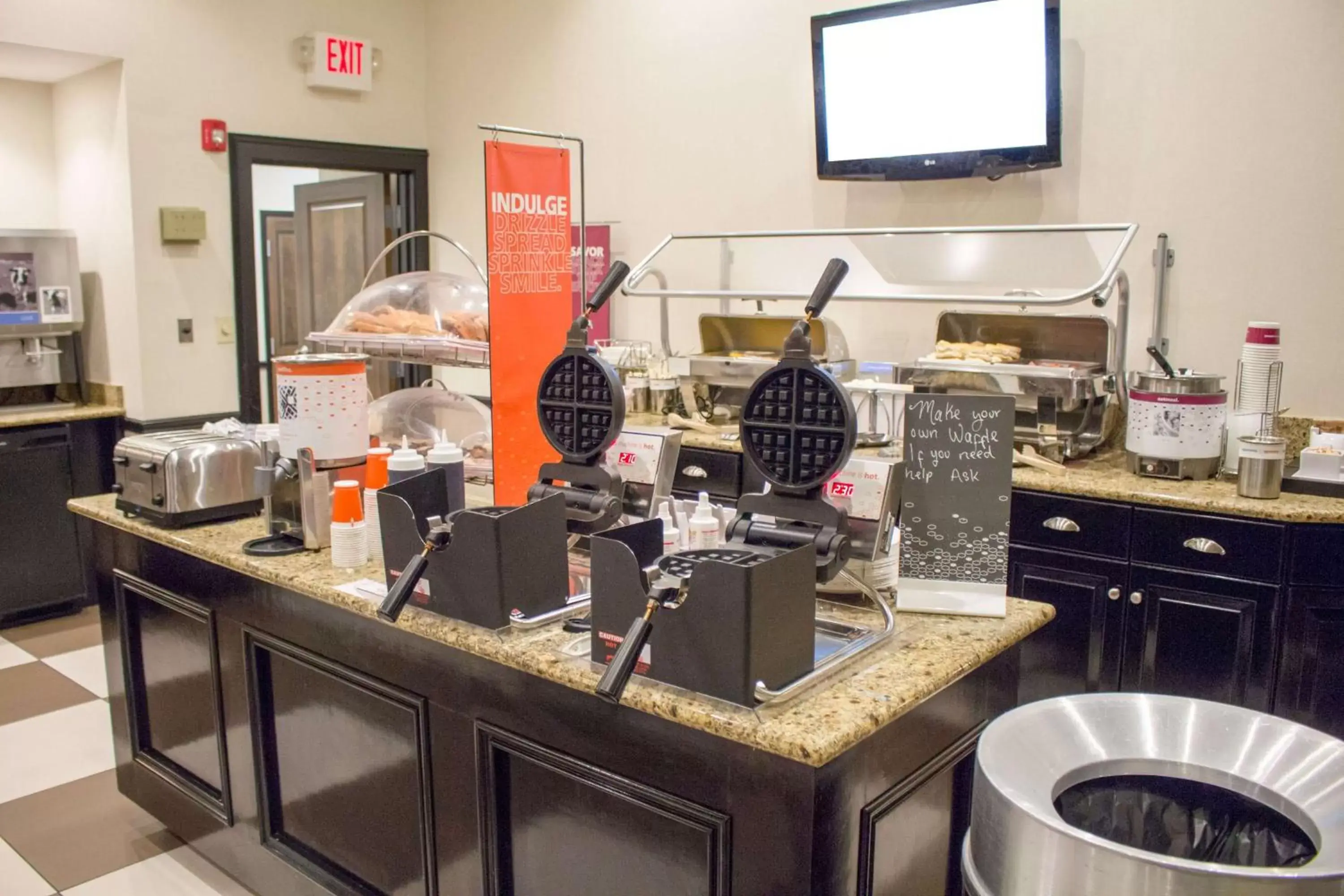 Breakfast, Kitchen/Kitchenette in Hampton Inn Savannah Historic District