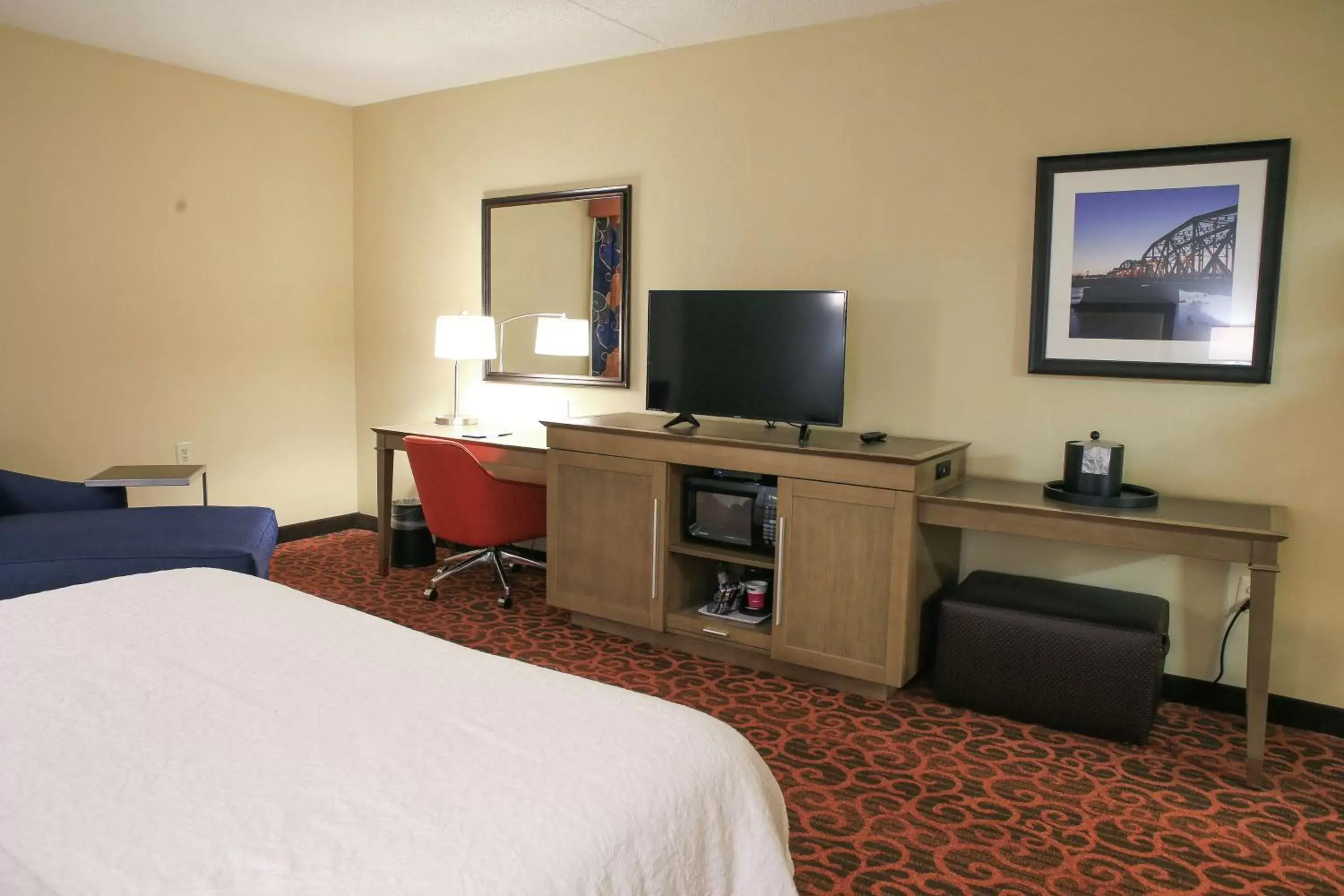 Bedroom, TV/Entertainment Center in Hampton Inn Bordentown