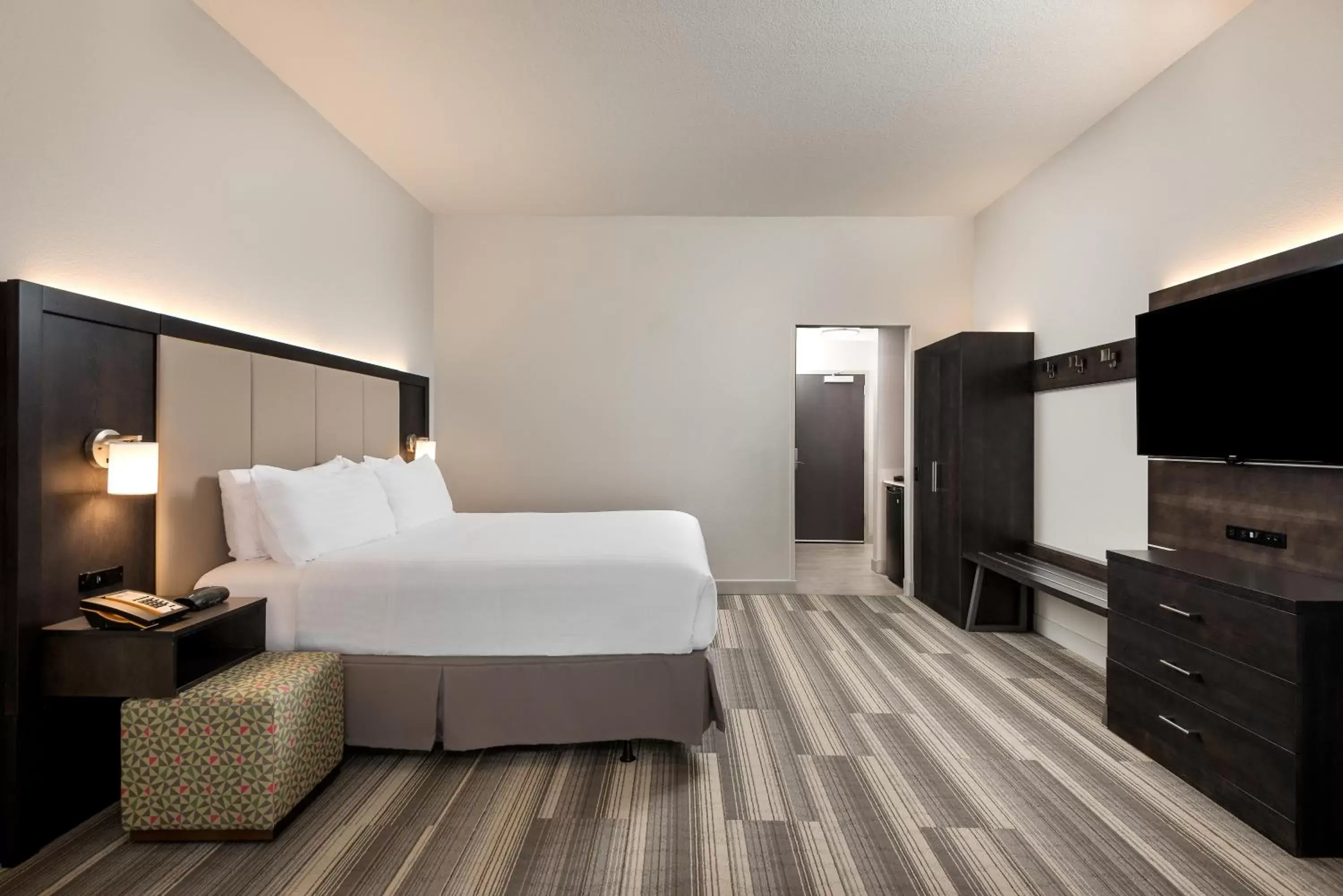 Bed in Holiday Inn Express & Suites Lakeland South, an IHG Hotel