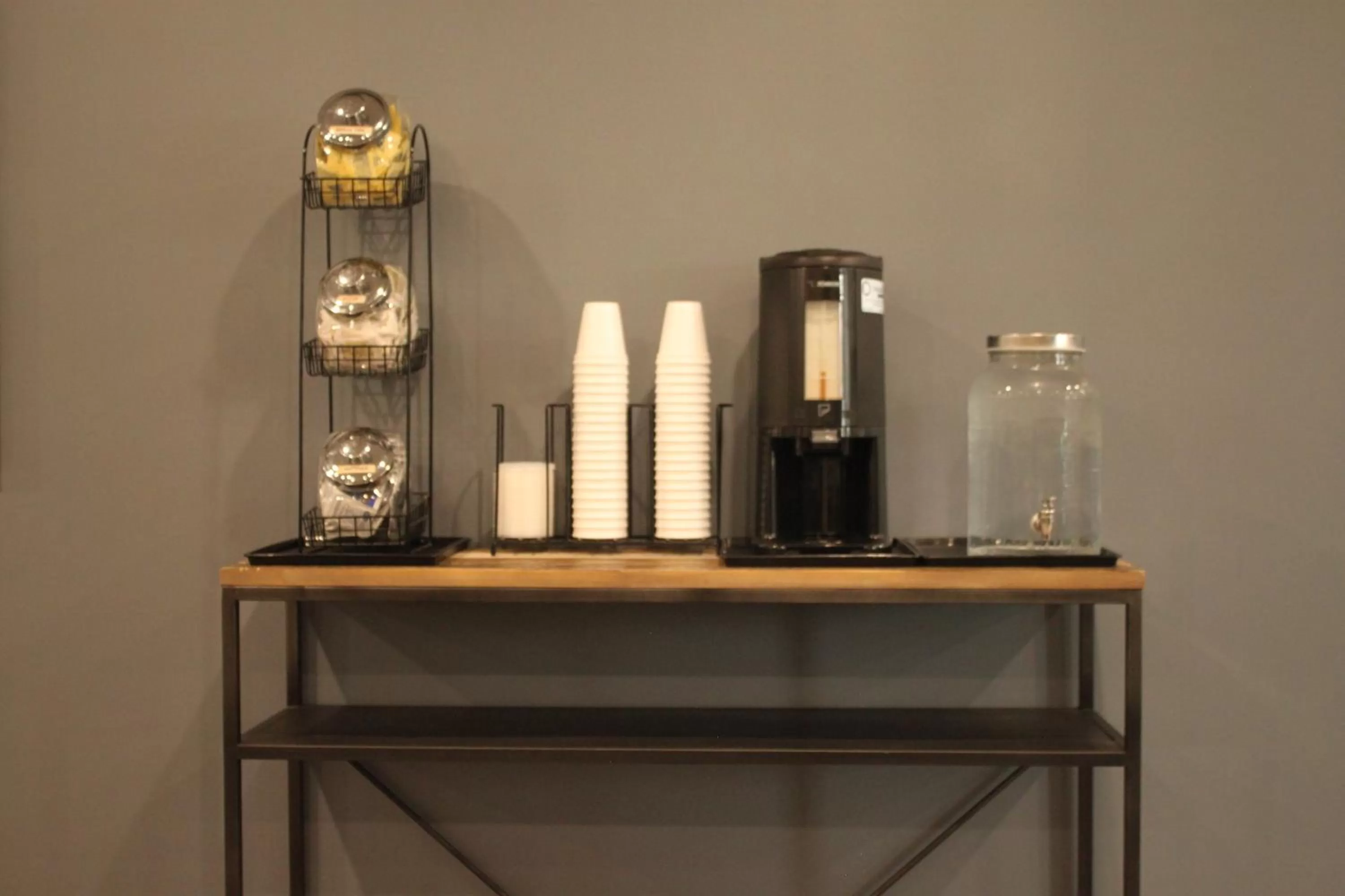 Food and drinks in Howard Johnson by Wyndham Thunder Bay