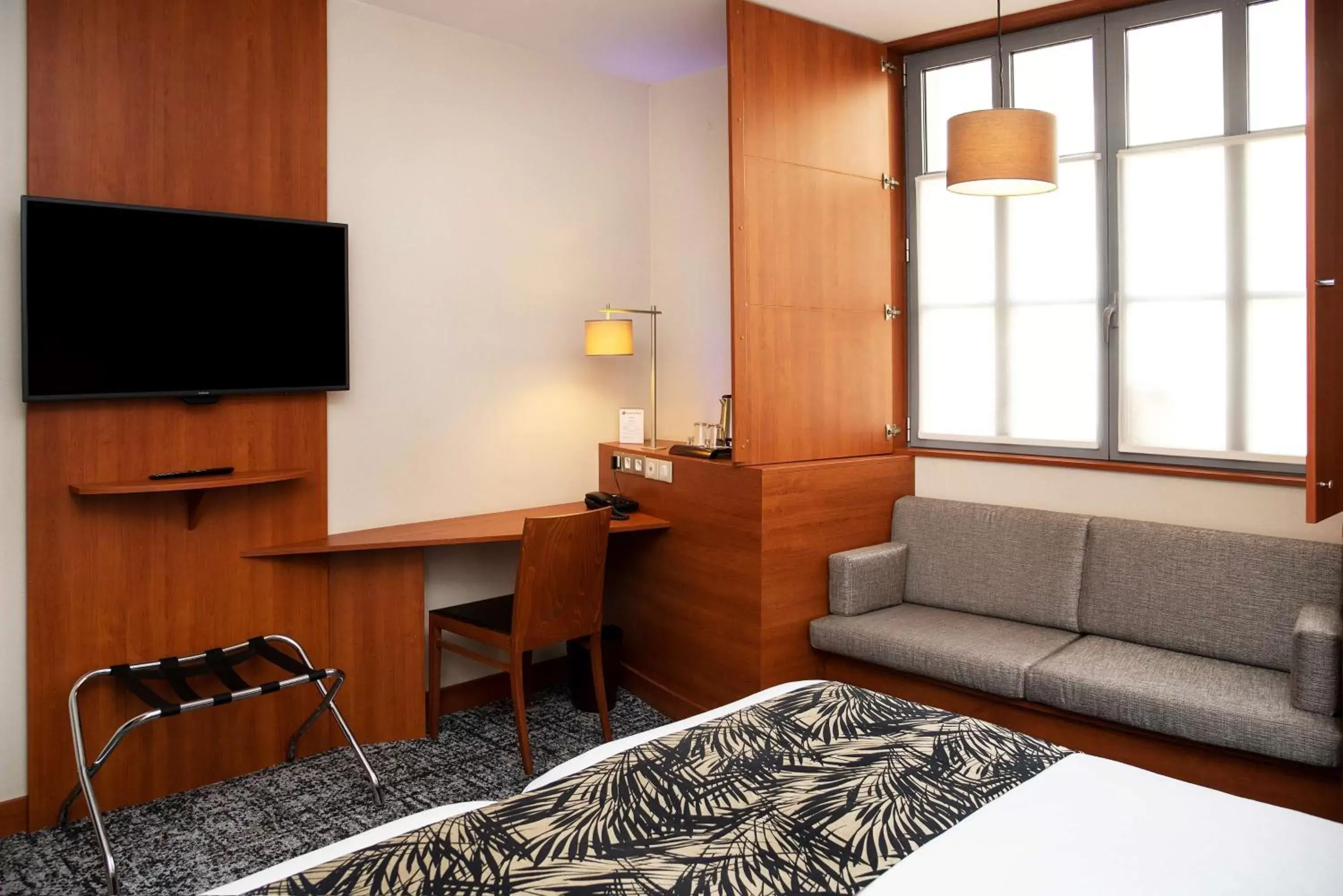 TV and multimedia, Bed in Best Western Plus Hôtel Colbert TV and multimedia, Bed in Best Western Plus Hôtel Colbert