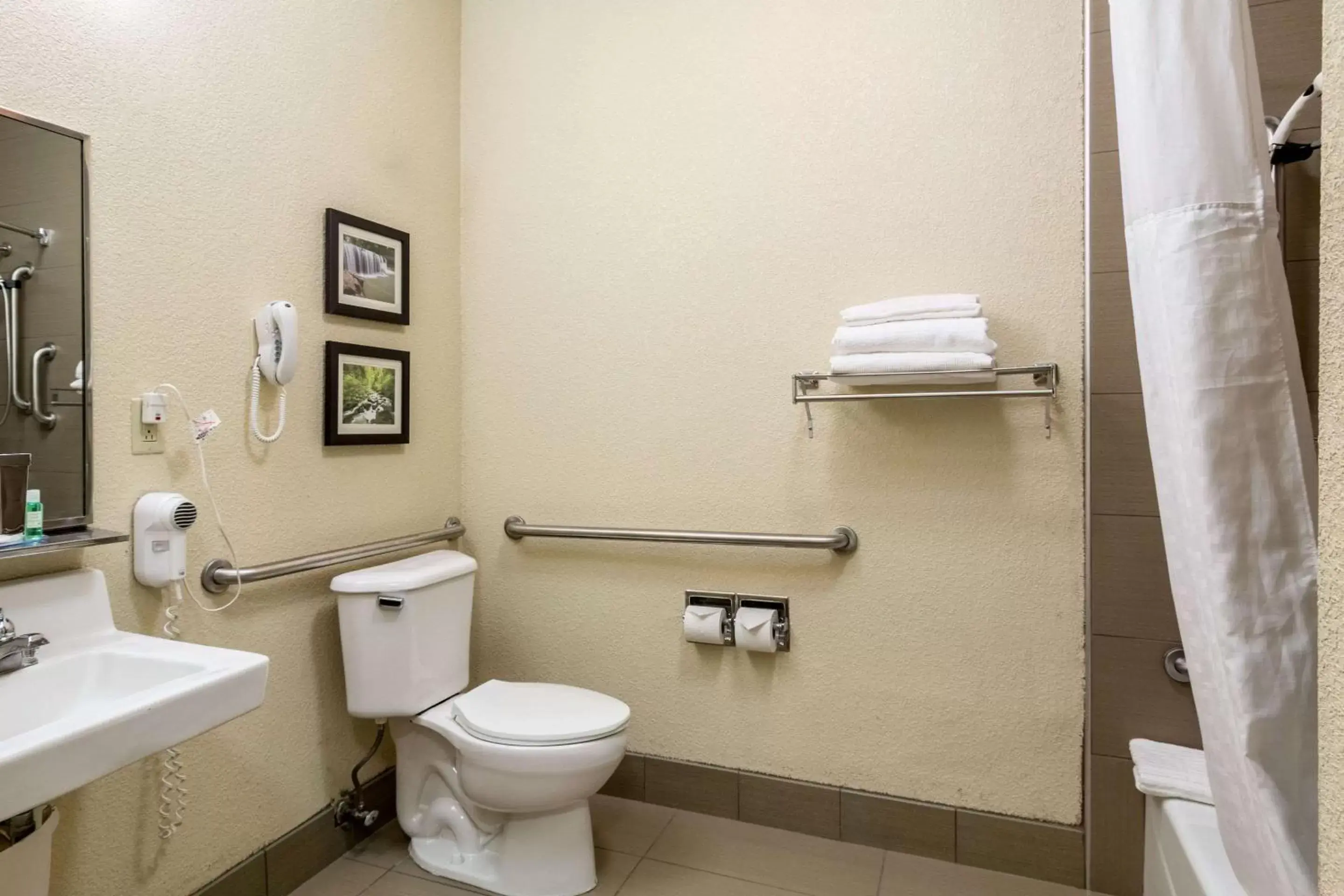 Bathroom in Comfort Inn & Suites - Hannibal