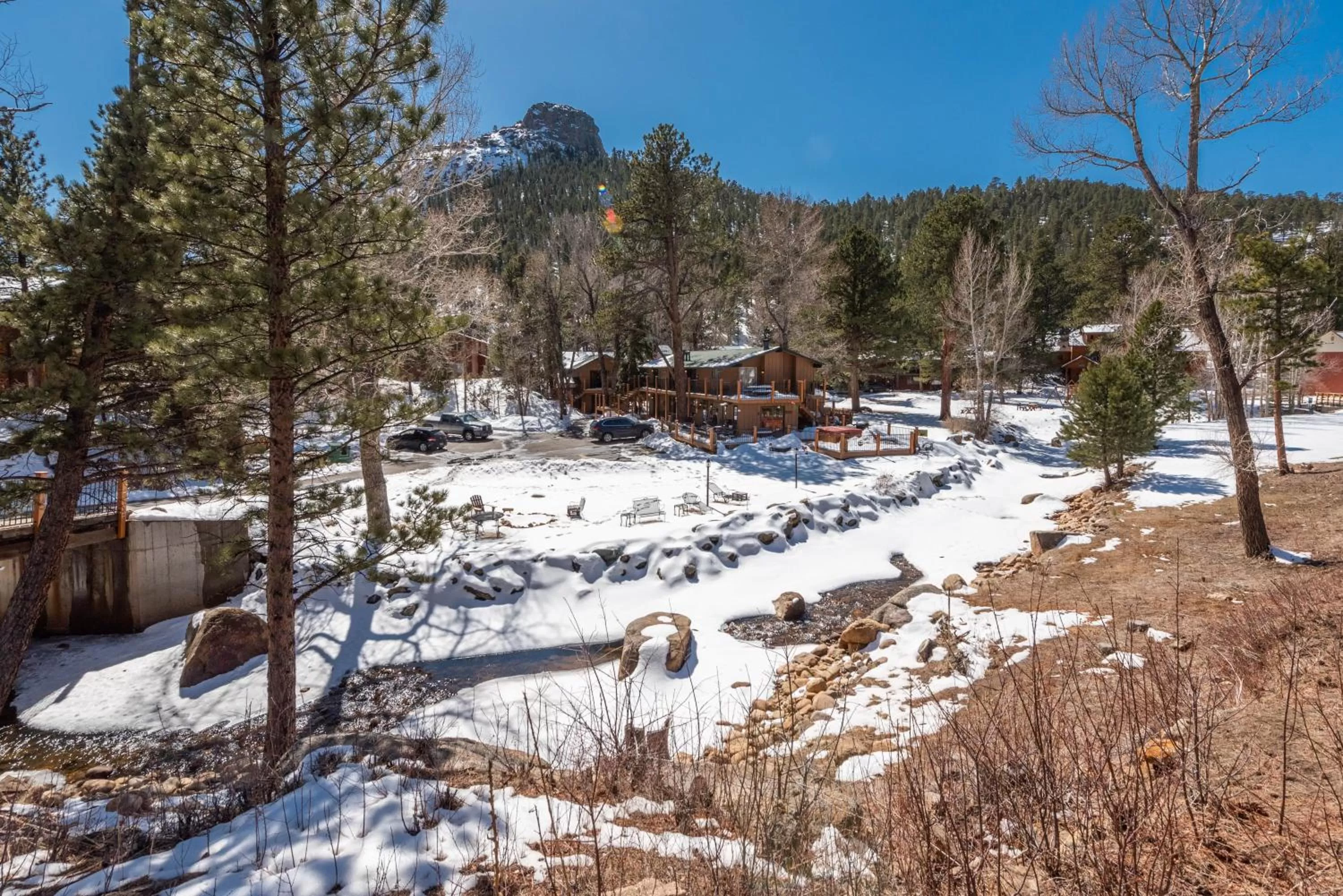 Property building in 4 Seasons Inn on Fall River