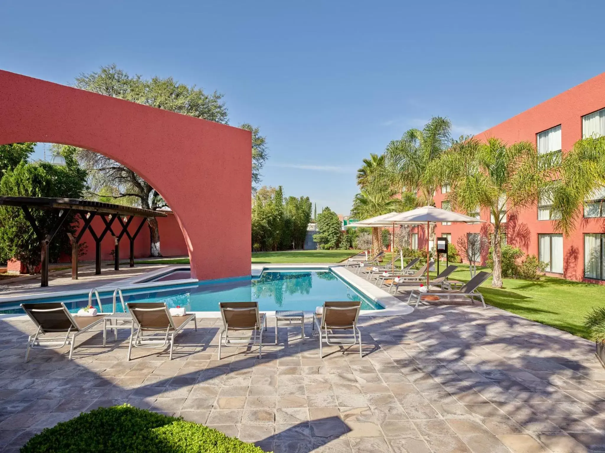 Swimming pool, Property Building in Fiesta Inn Aguascalientes