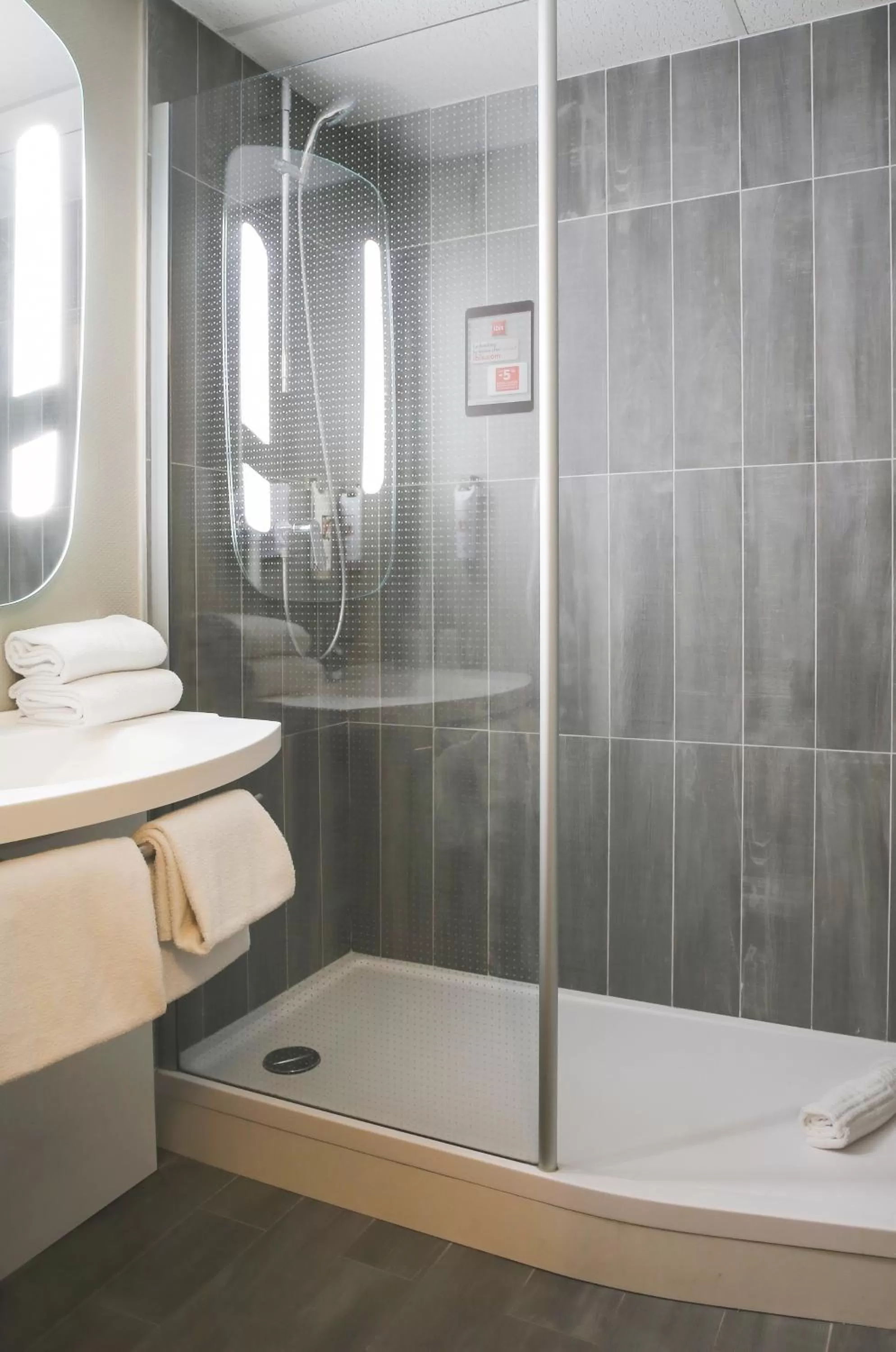 Shower in ibis Creil Sur Oise