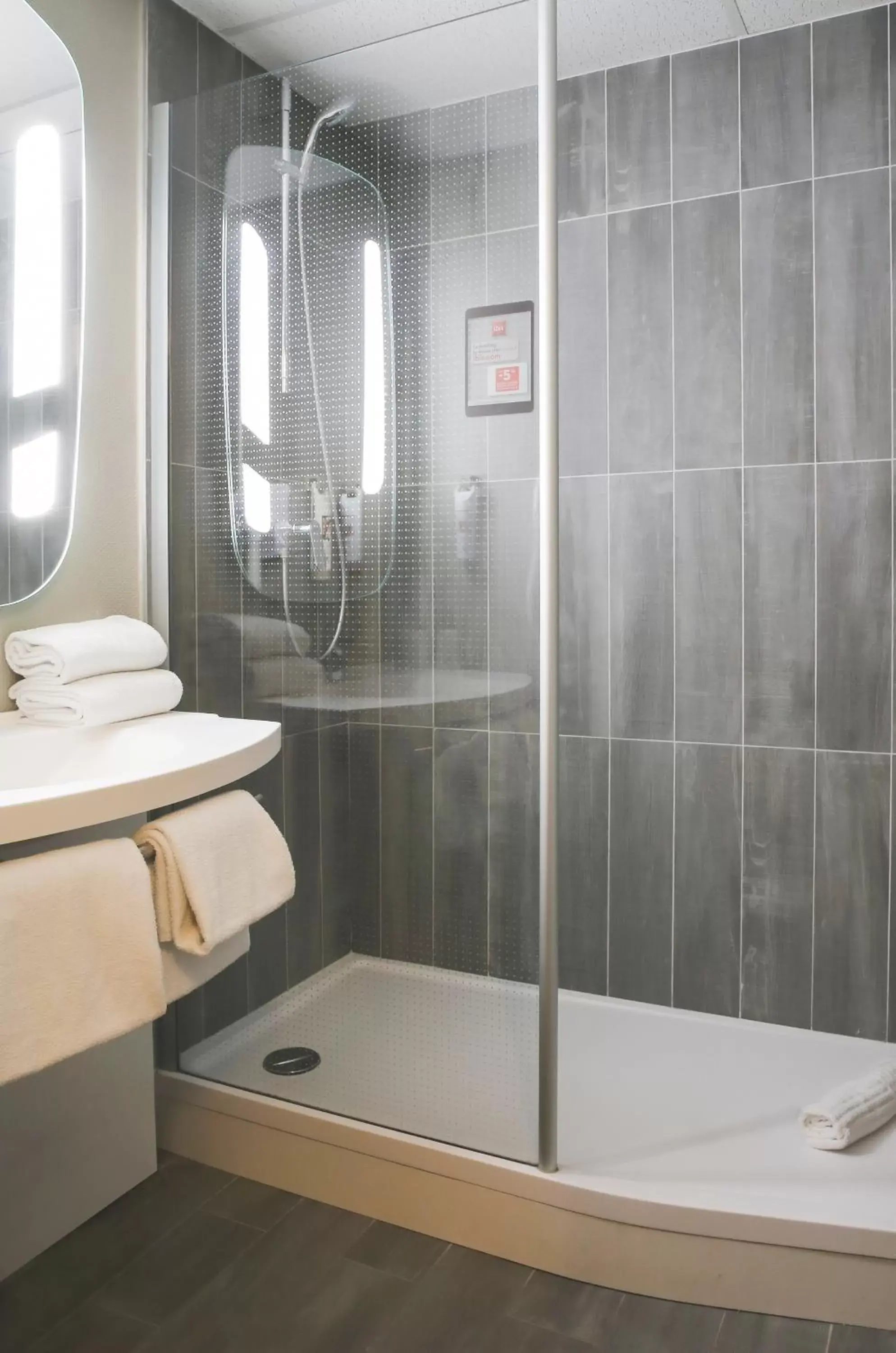 Shower, Bathroom in ibis Creil Sur Oise