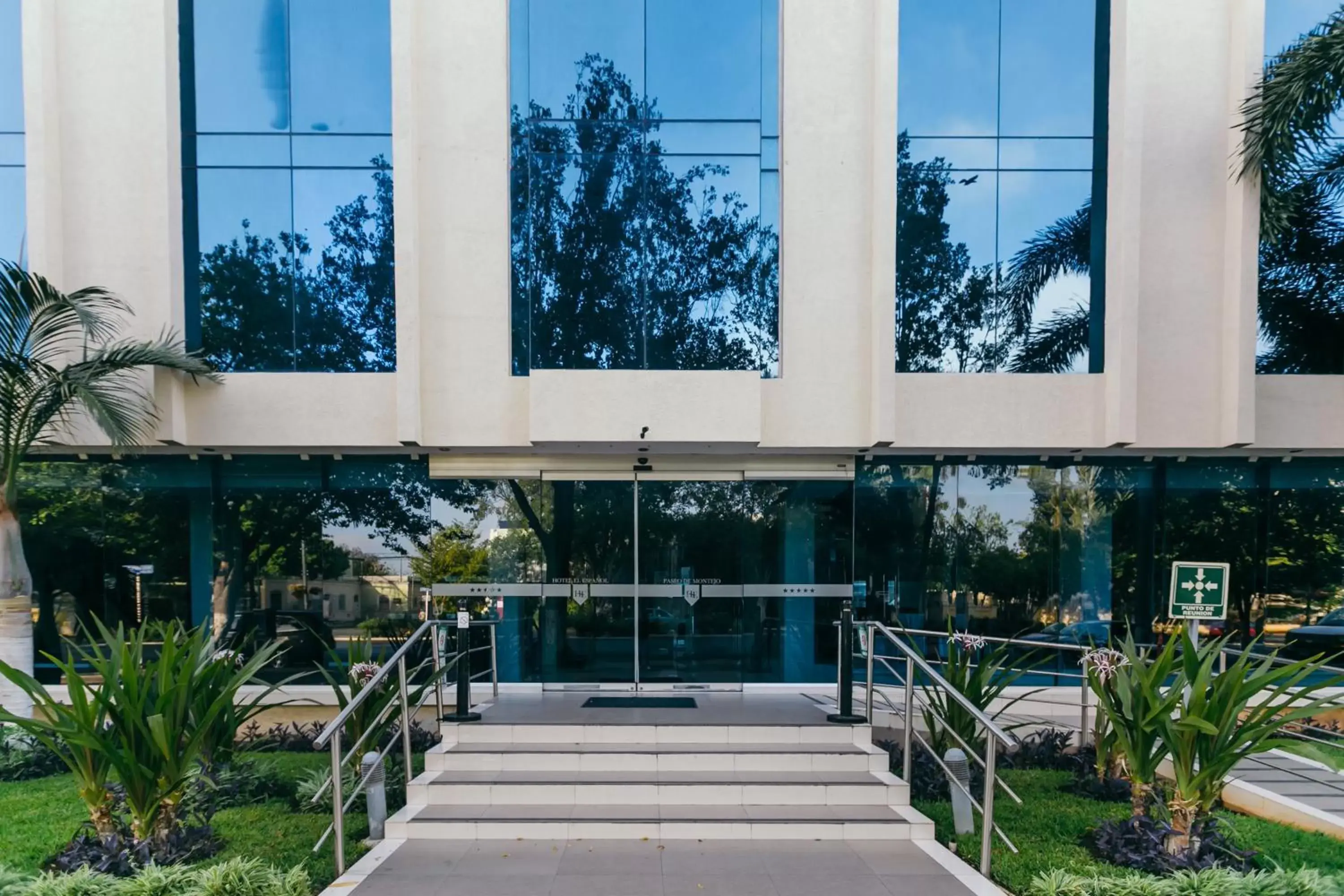 Facade/entrance in Hotel El Español Paseo de Montejo