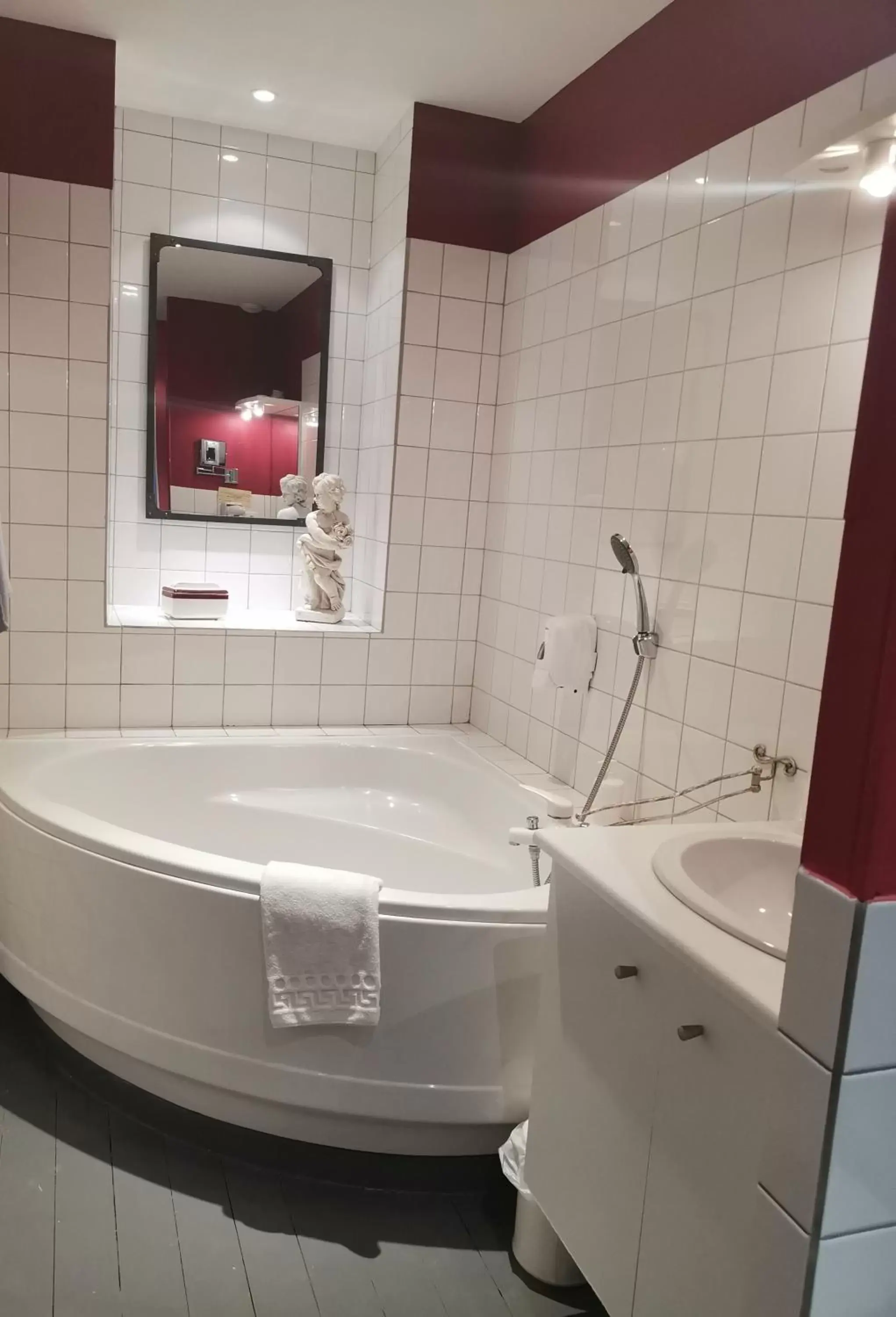 Bathroom in Logis Hotel La Tourelle du Beffroi
