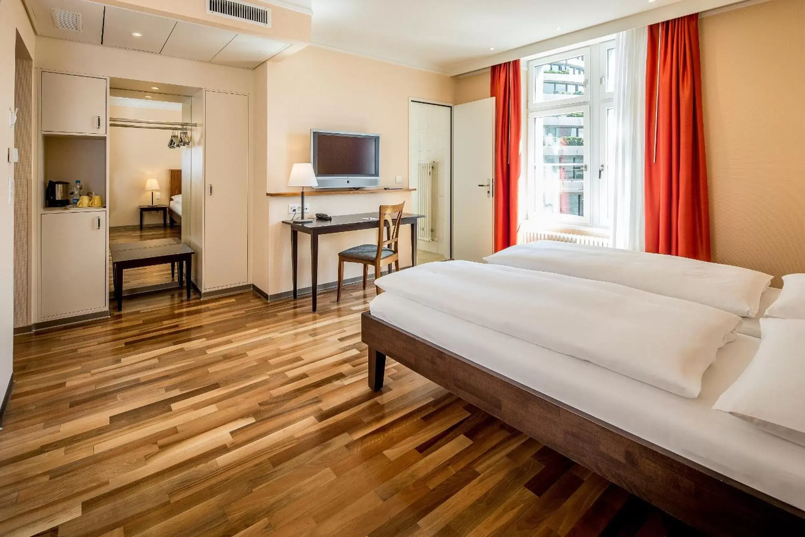 Bed in Hotel Schweizerhof Basel