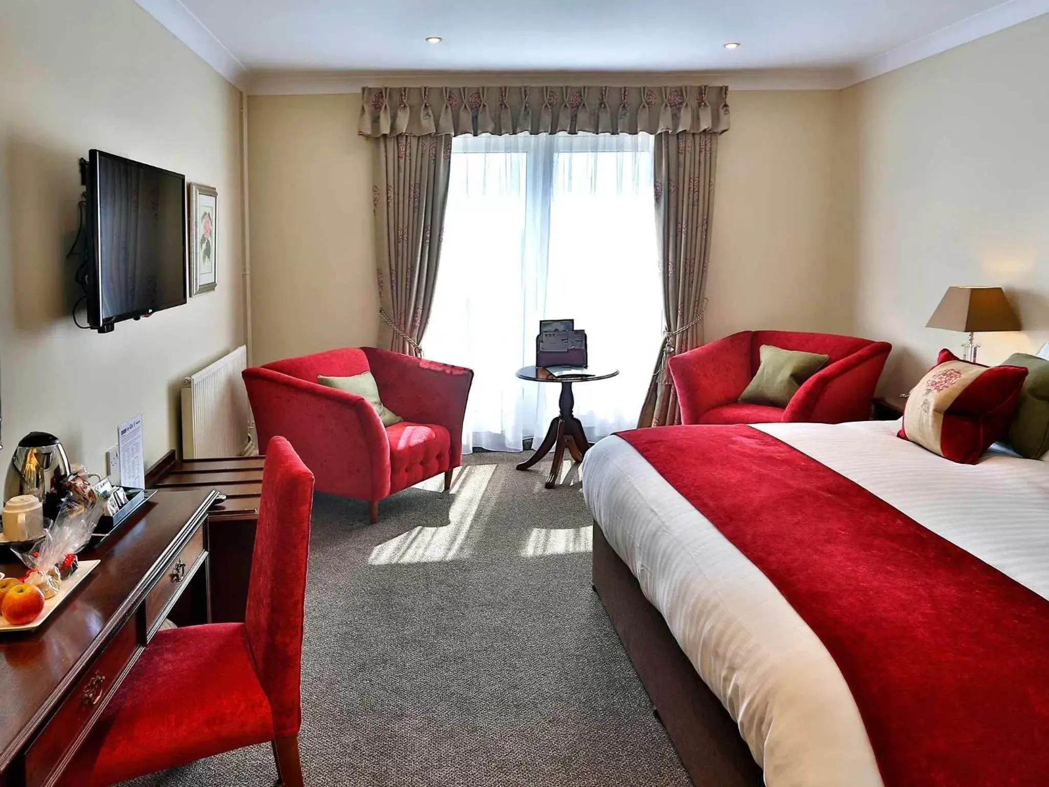 Bed, TV/Entertainment Center in The Three Swans Hotel, Market Harborough, Leicestershire