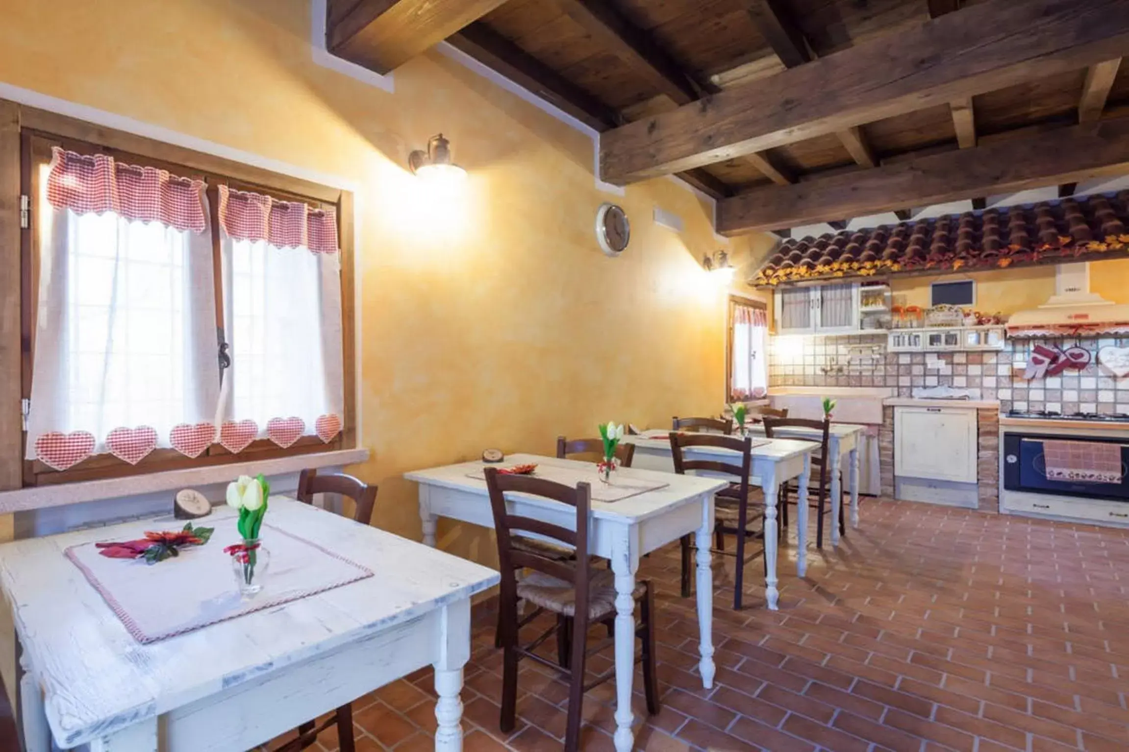Communal kitchen, Restaurant/Places to Eat in La Casa Delle Rondini