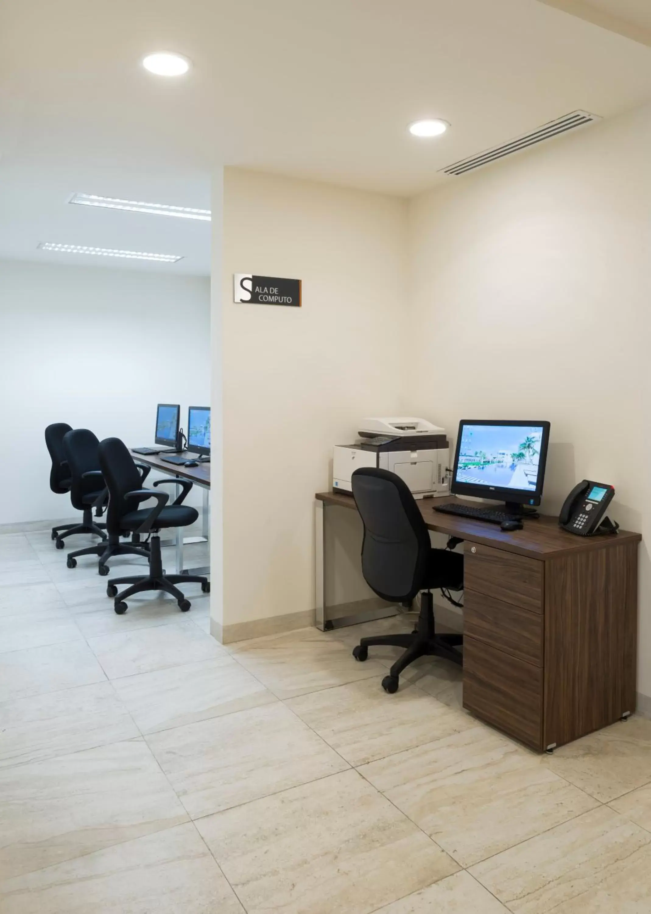 Business facilities, Business Area/Conference Room in Real Inn Cancún