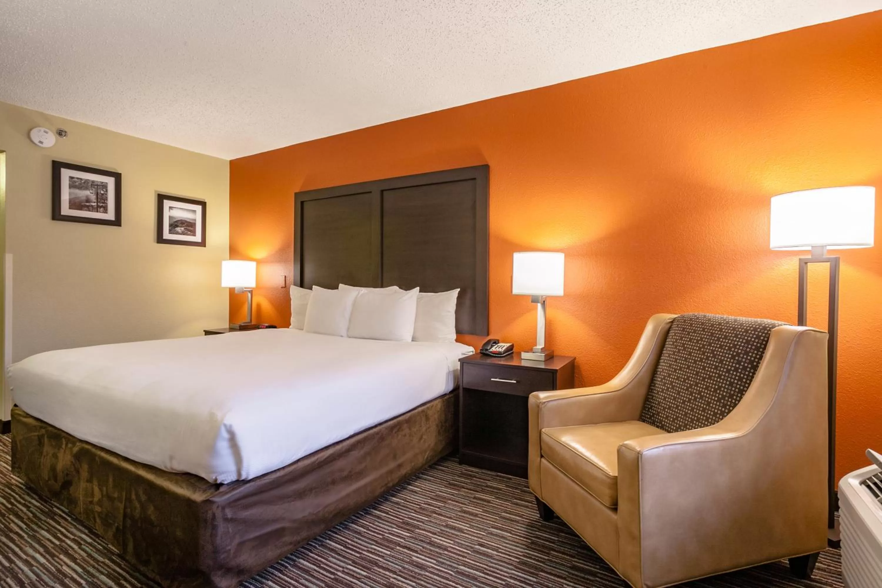 Bed in Clarion Inn Biltmore Village